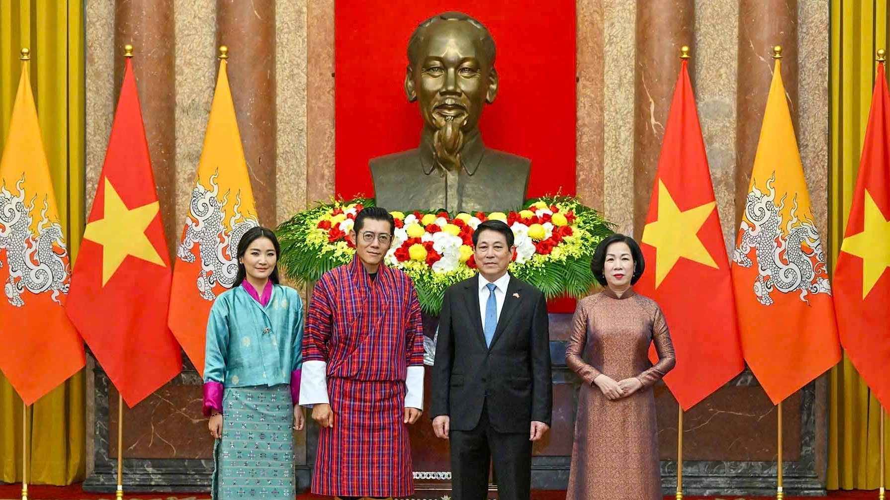 le don chinh thuc quoc vuong bhutan va hoang hau