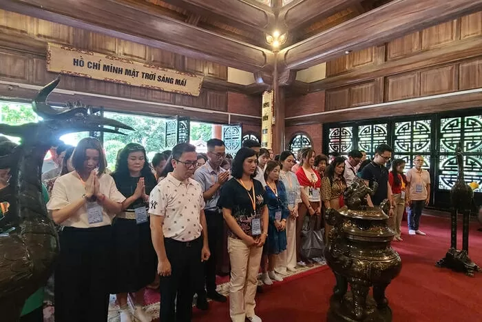 Hoạt động ngoại khoá ý nghĩa của giáo viên kiều bào tại quê hương