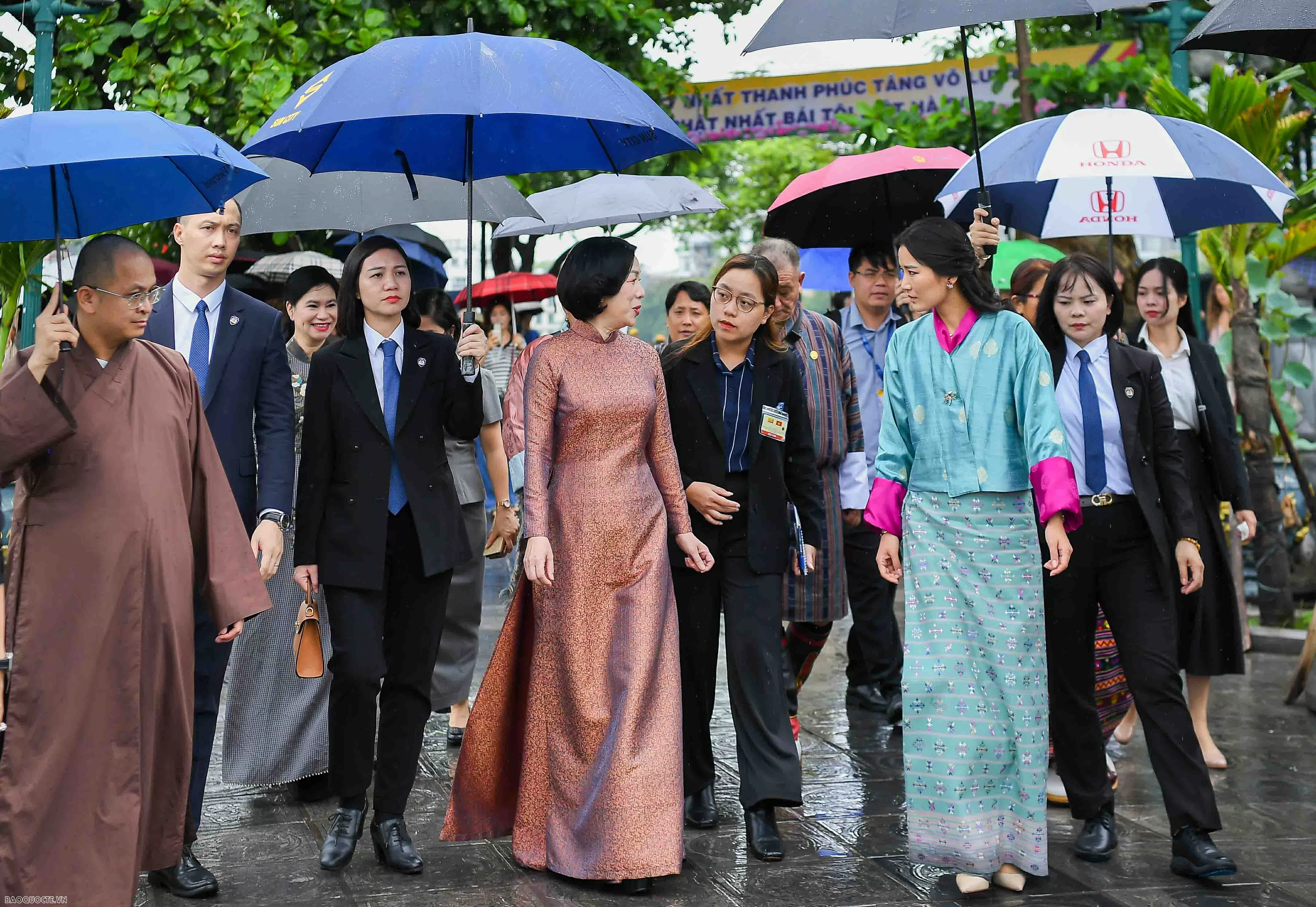 Phu nhân Chủ tịch nước và Hoàng hậu Bhutan thăm chùa Trấn Quốc