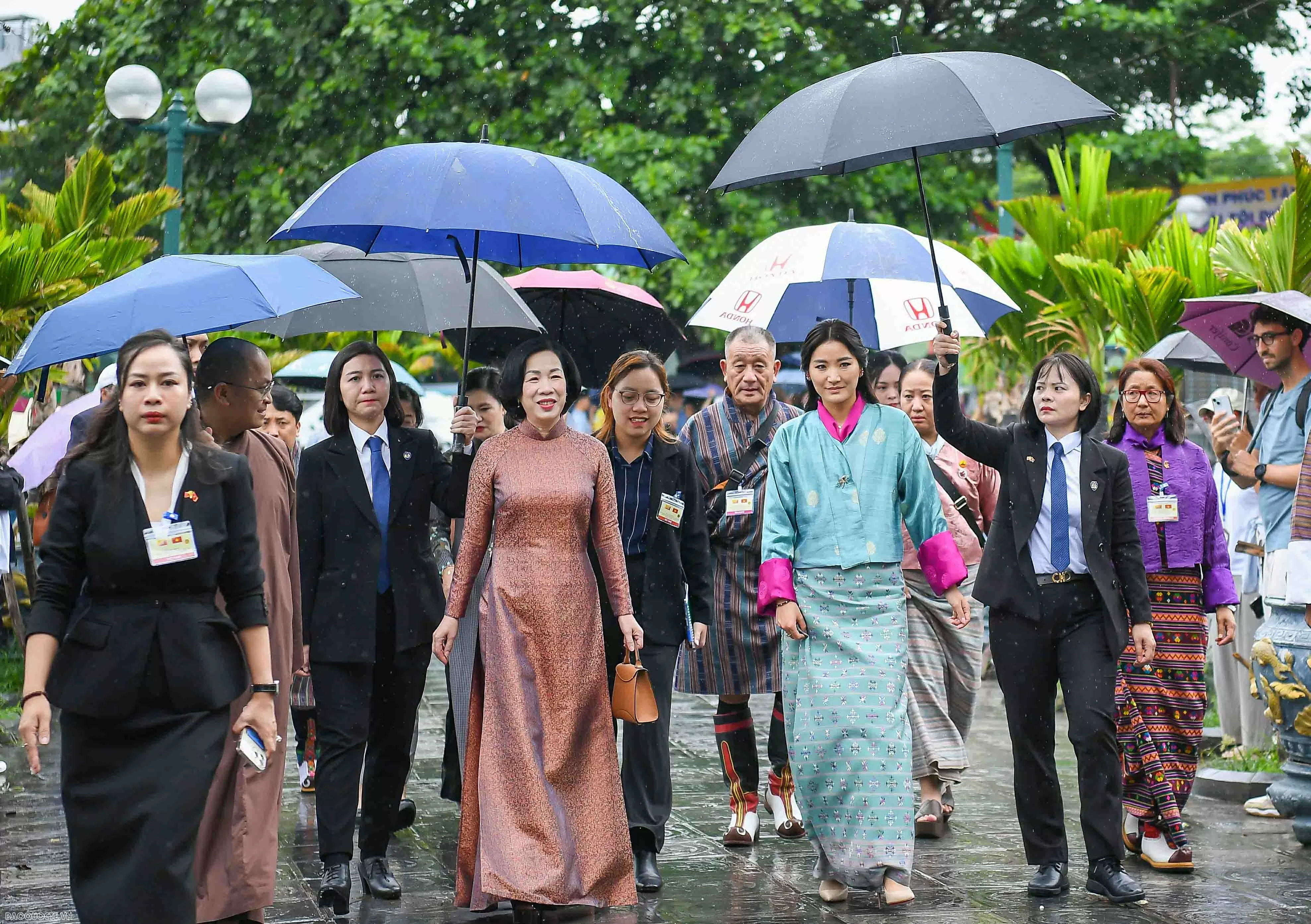 Phu nhân Chủ tịch nước và Hoàng hậu Bhutan thăm chùa Trấn Quốc