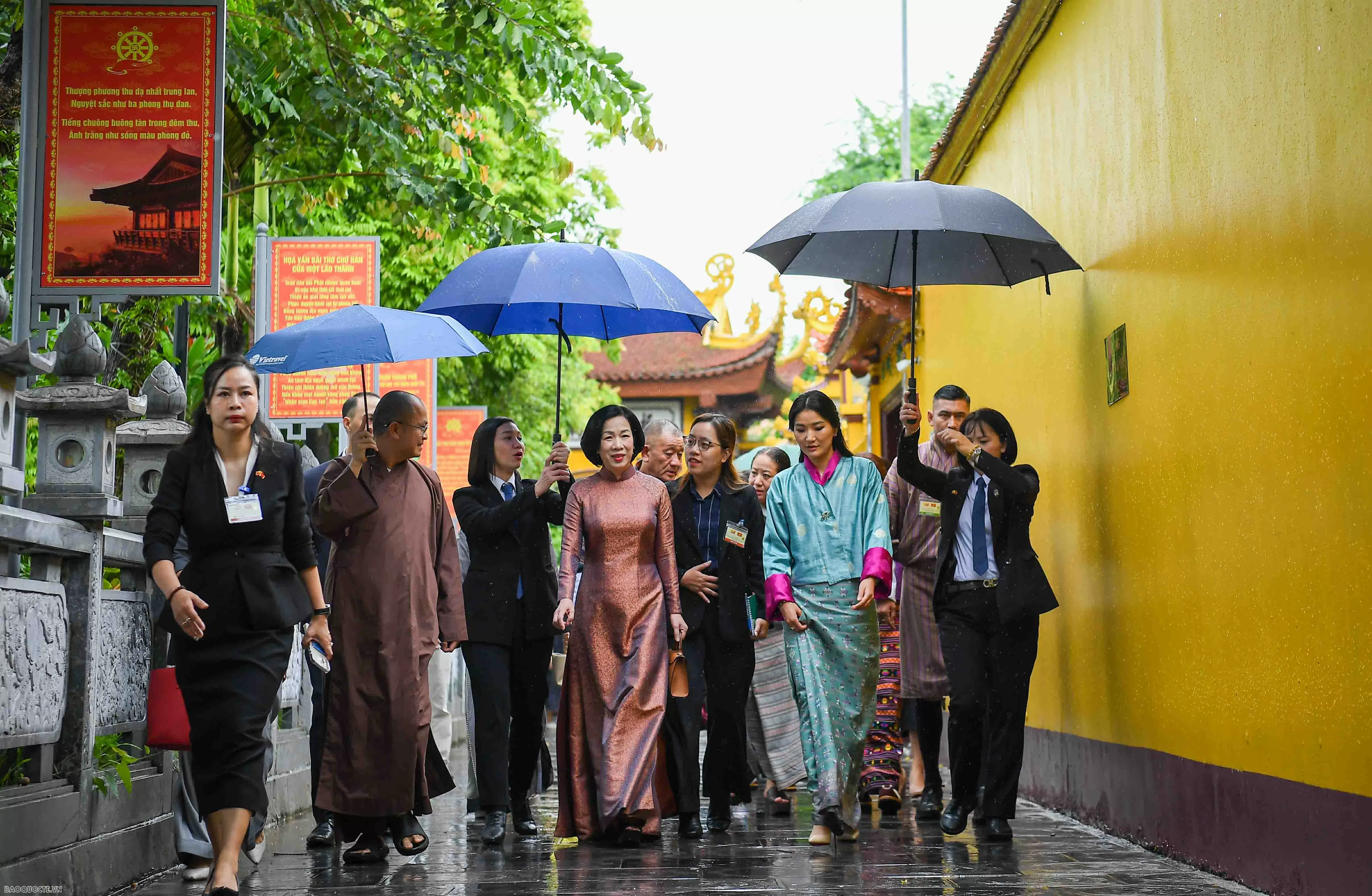 Phu nhân Chủ tịch nước và Hoàng hậu Bhutan thăm chùa Trấn Quốc