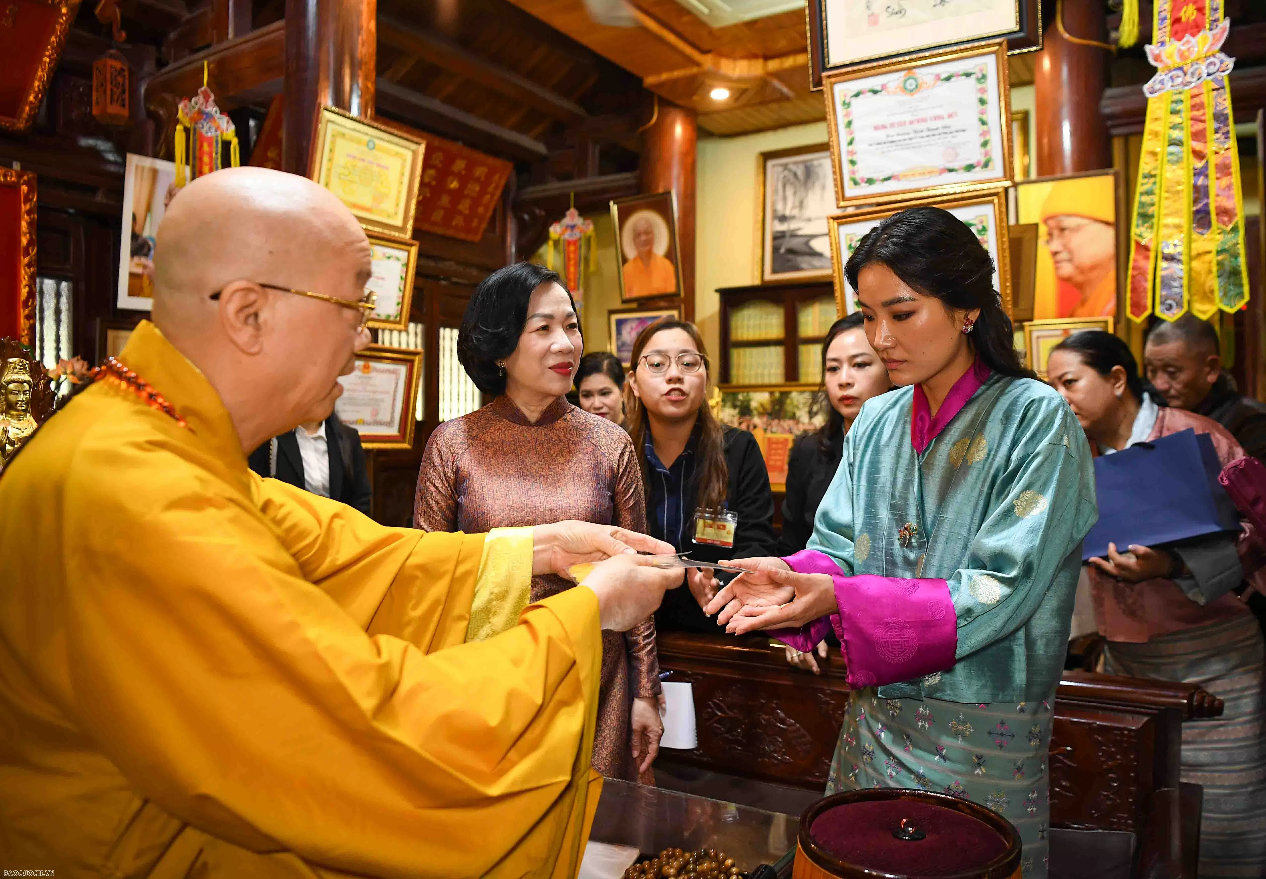 Phu nhân Chủ tịch nước và Hoàng hậu Bhutan thăm chùa Trấn Quốc