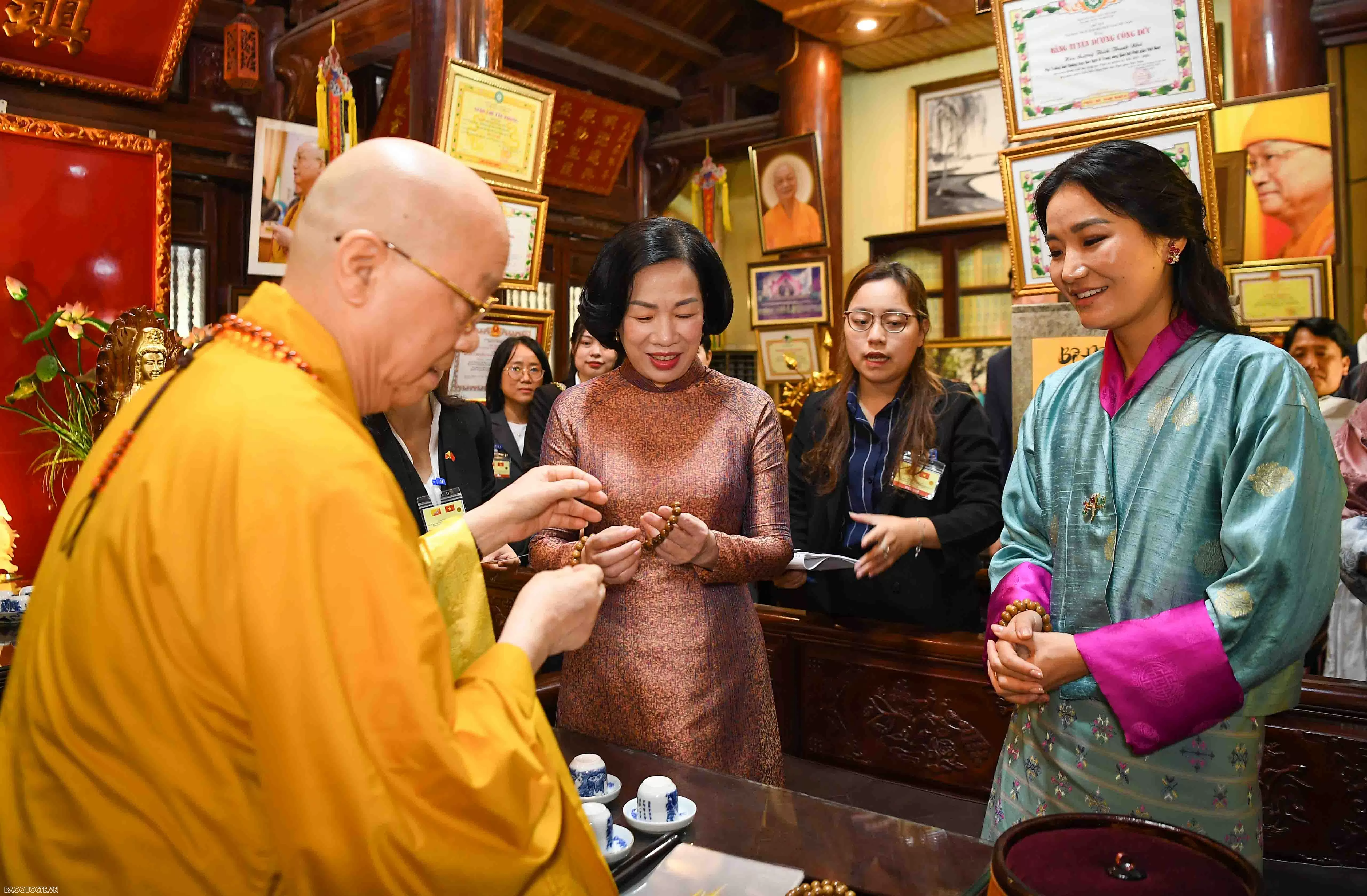 Phu nhân Chủ tịch nước và Hoàng hậu Bhutan thăm chùa Trấn Quốc