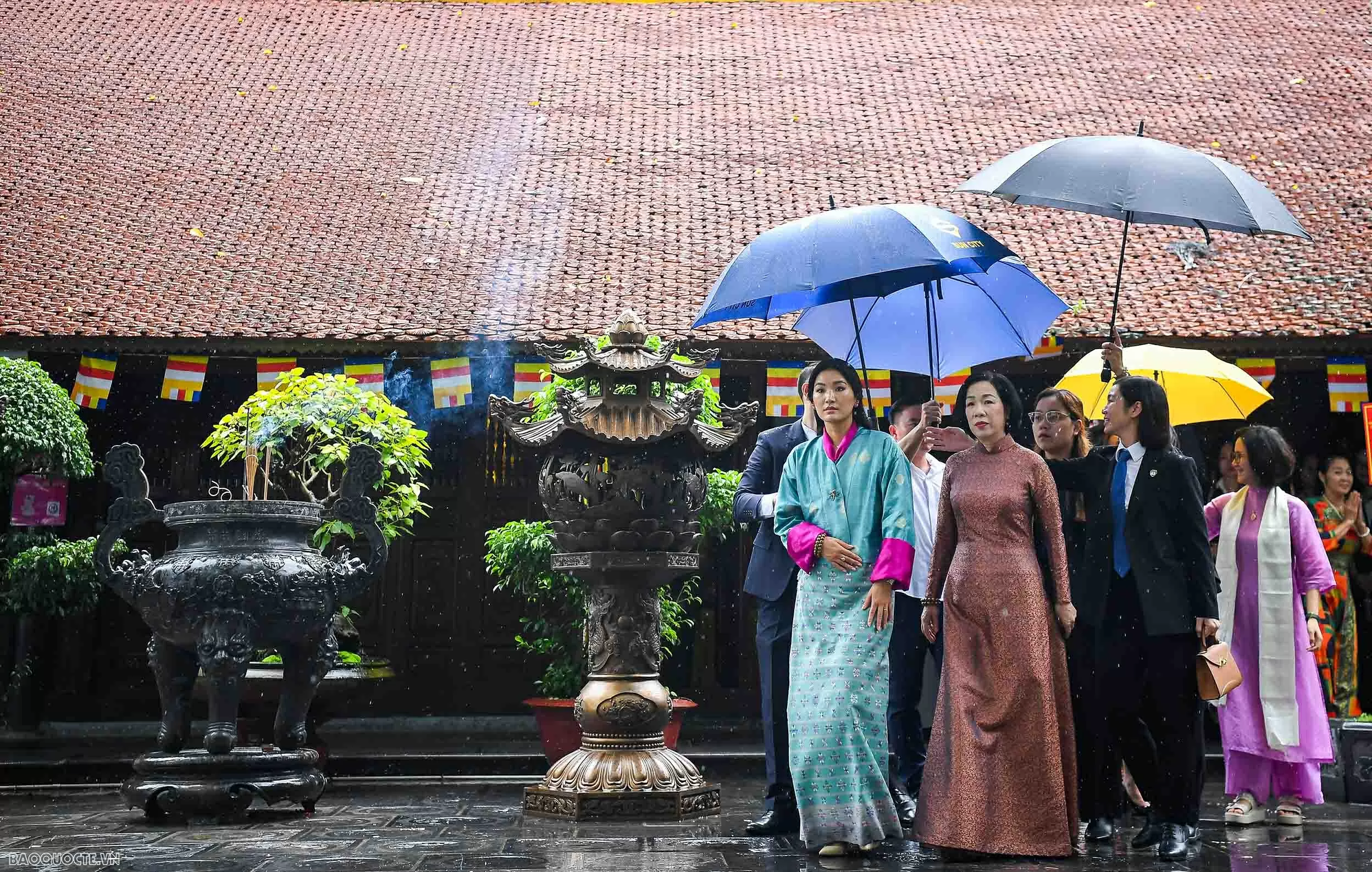 Phu nhân Chủ tịch nước và Hoàng hậu Bhutan thăm chùa Trấn Quốc