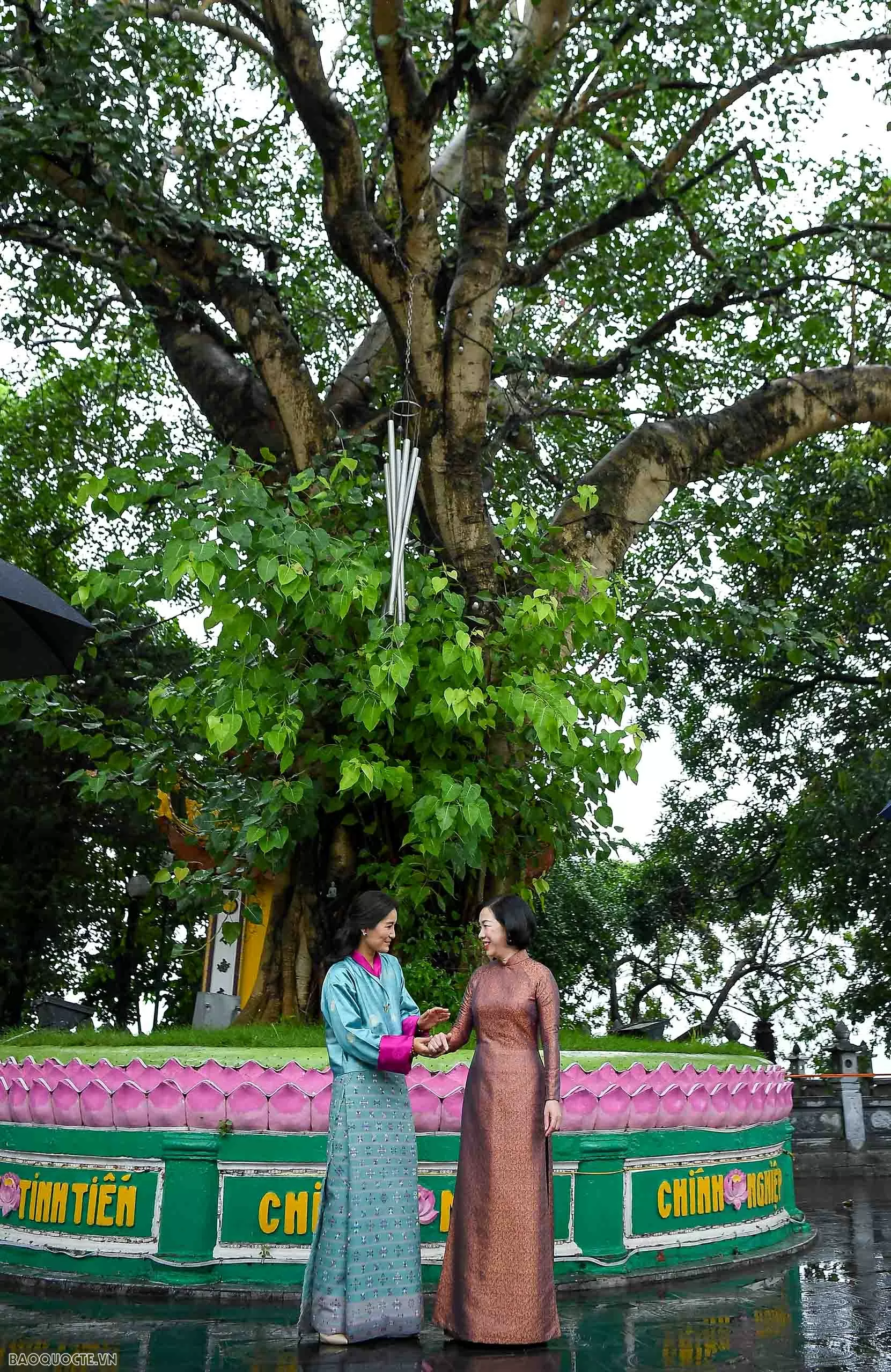Phu nhân Chủ tịch nước và Hoàng hậu Bhutan thăm chùa Trấn Quốc