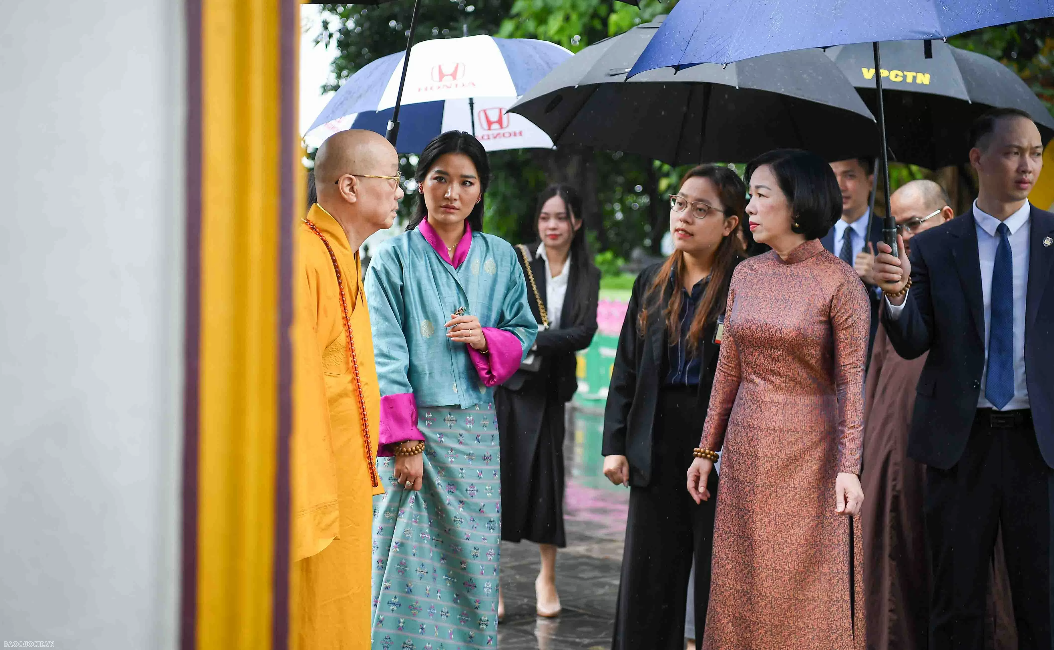 Phu nhân Chủ tịch nước và Hoàng hậu Bhutan thăm chùa Trấn Quốc