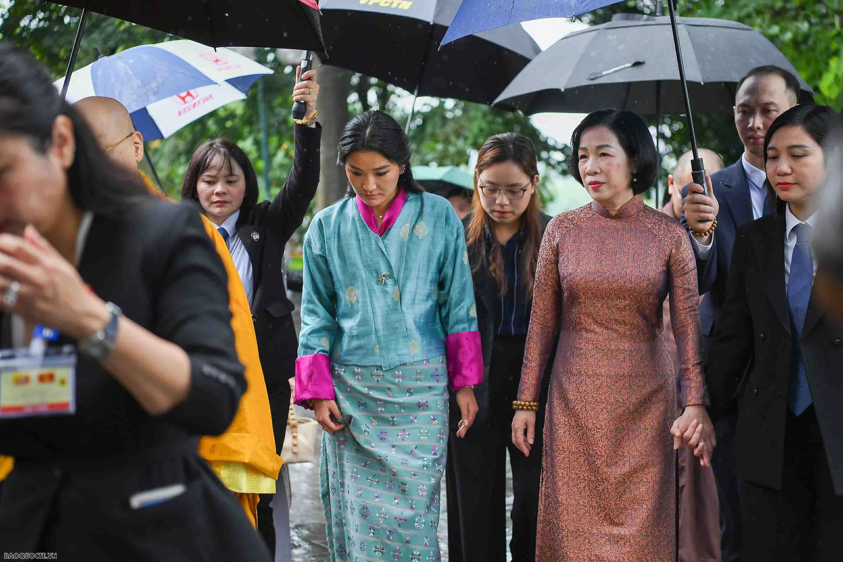 Phu nhân Chủ tịch nước và Hoàng hậu Bhutan thăm chùa Trấn Quốc