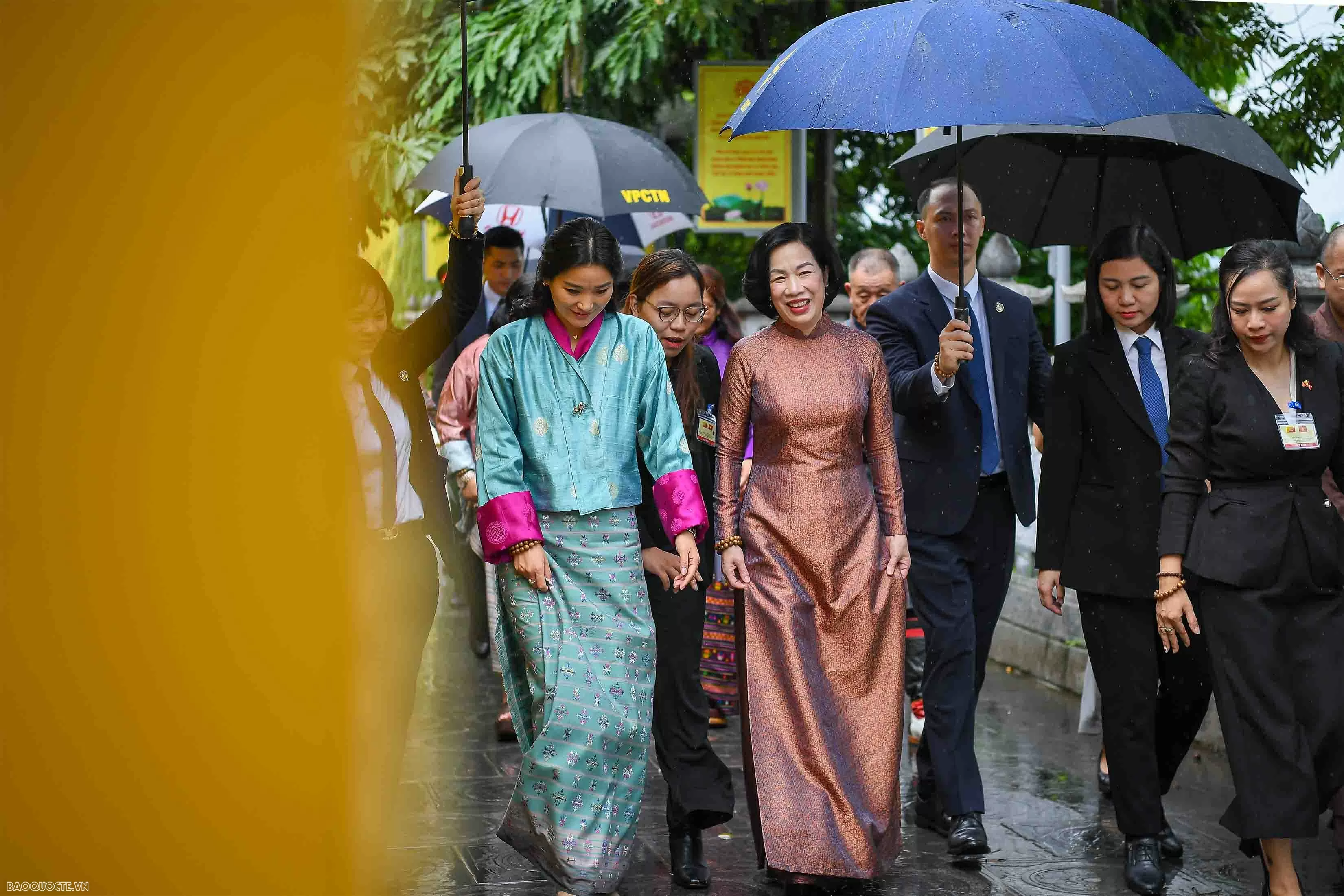 Phu nhân Chủ tịch nước và Hoàng hậu Bhutan thăm chùa Trấn Quốc