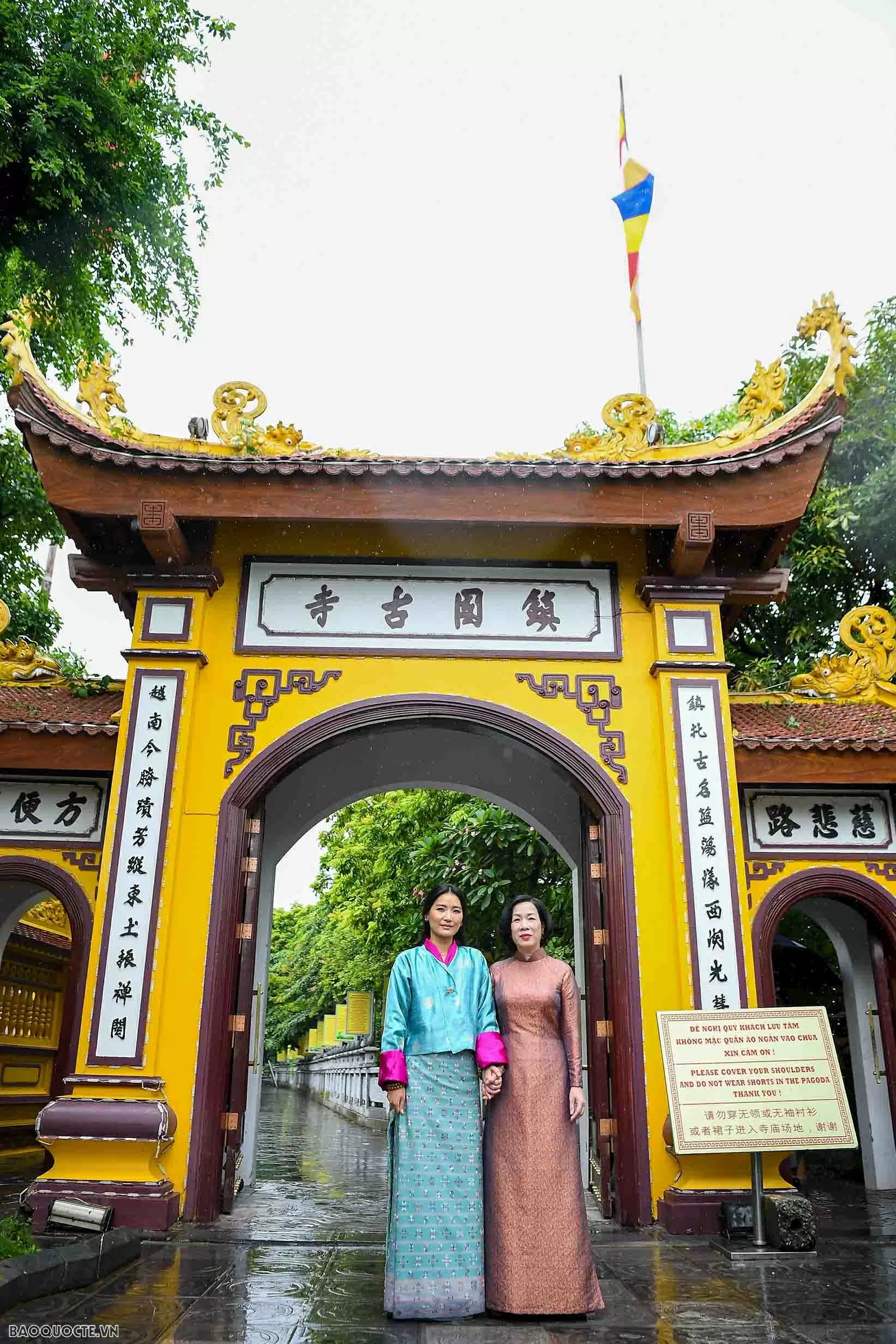 Phu nhân Chủ tịch nước và Hoàng hậu Bhutan thăm chùa Trấn Quốc