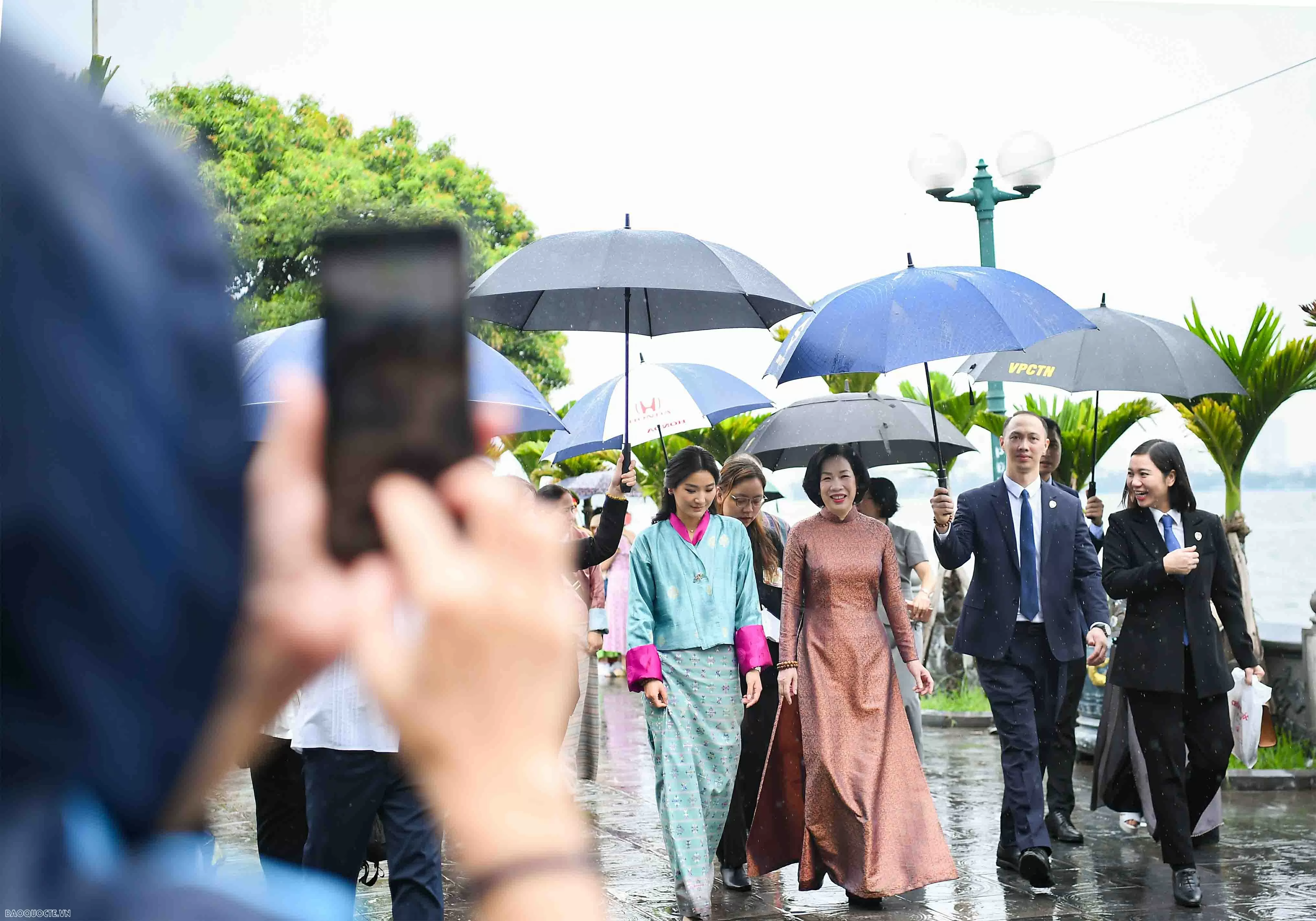Phu nhân Chủ tịch nước và Hoàng hậu Bhutan thăm chùa Trấn Quốc