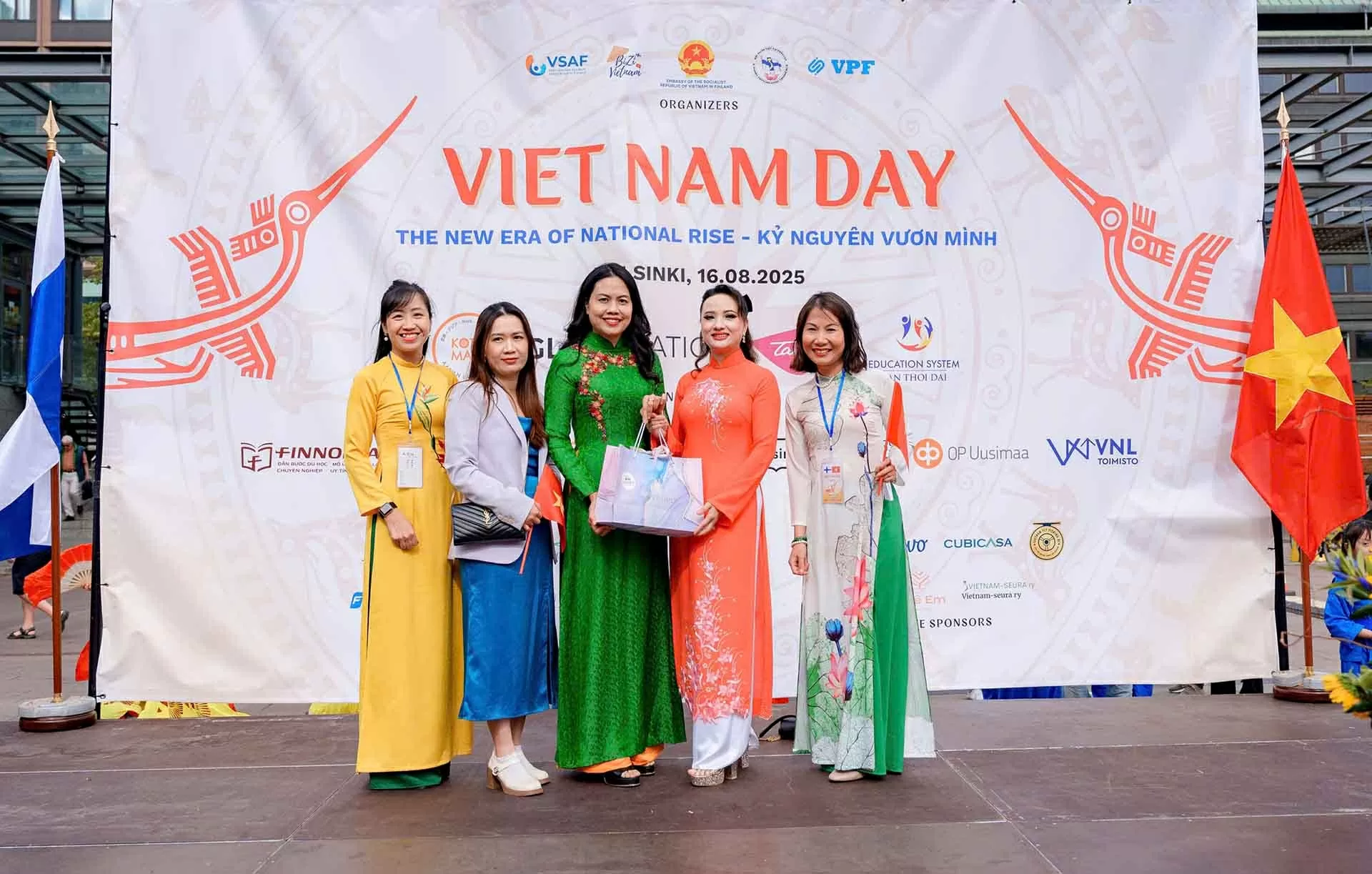 Ngày Việt Nam 2025 lần đầu tiên tại Phần Lan: Nhịp cầu thắt chặt tình hữu nghị giữa hai nước Ngày Việt Nam 2025 lần đầu tiên tại Phần Lan: Nhịp cầu thắt chặt tình hữu nghị giữa hai nước