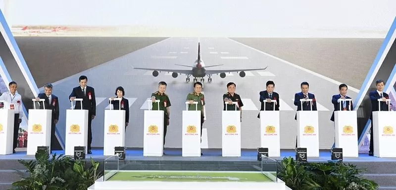 Bộ trưởng Lương Tam Quang, Bí thư Tỉnh ủy Nguyễn Văn Gấu và lãnh đạo các bộ, ngành thực hiện nghi lễ khởi công dự án. (Nguồn: bacninhtv)