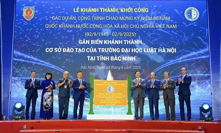 Phó Thủ tướng Chính phủ Lê Thành Long và Chủ tịch UBND tỉnh Bắc Ninh Vương Quốc Tuấn gắn biển khánh thành cơ sở đào tạo của Trường Đại học Luật Hà Nội tại phường Võ Cường. (Nguồn: bacninhtv)