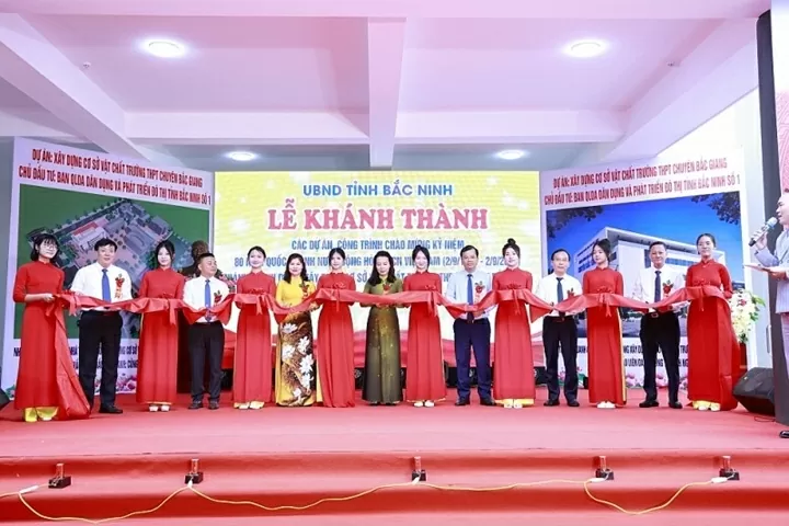 Lãnh đạo tỉnh Bắc Ninh cắt băng khánh thành công trình xây dựng cơ sở vật chất Trường Trung học phổ thông Chuyên Bắc Giang tại phường Bắc Giang.