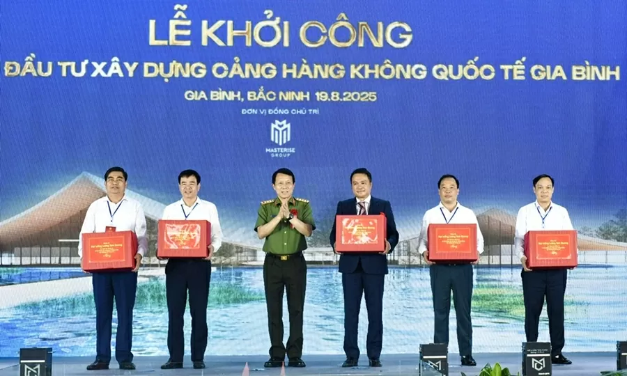 Đại tướng Lương Tam Quang tặng quà cho đại diện chủ đầu tư và các xã.