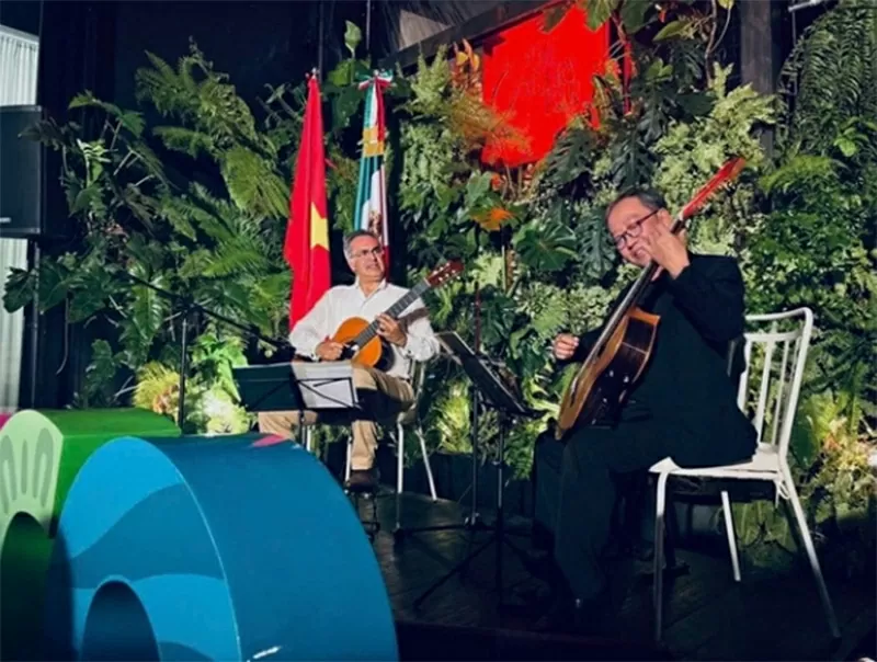 Với nghệ sĩ guitar Nguyễn Thanh Duy tại concert guitar diễn ra hôm 18/8 tại TP.HCM (Ảnh: Bảo Lan)