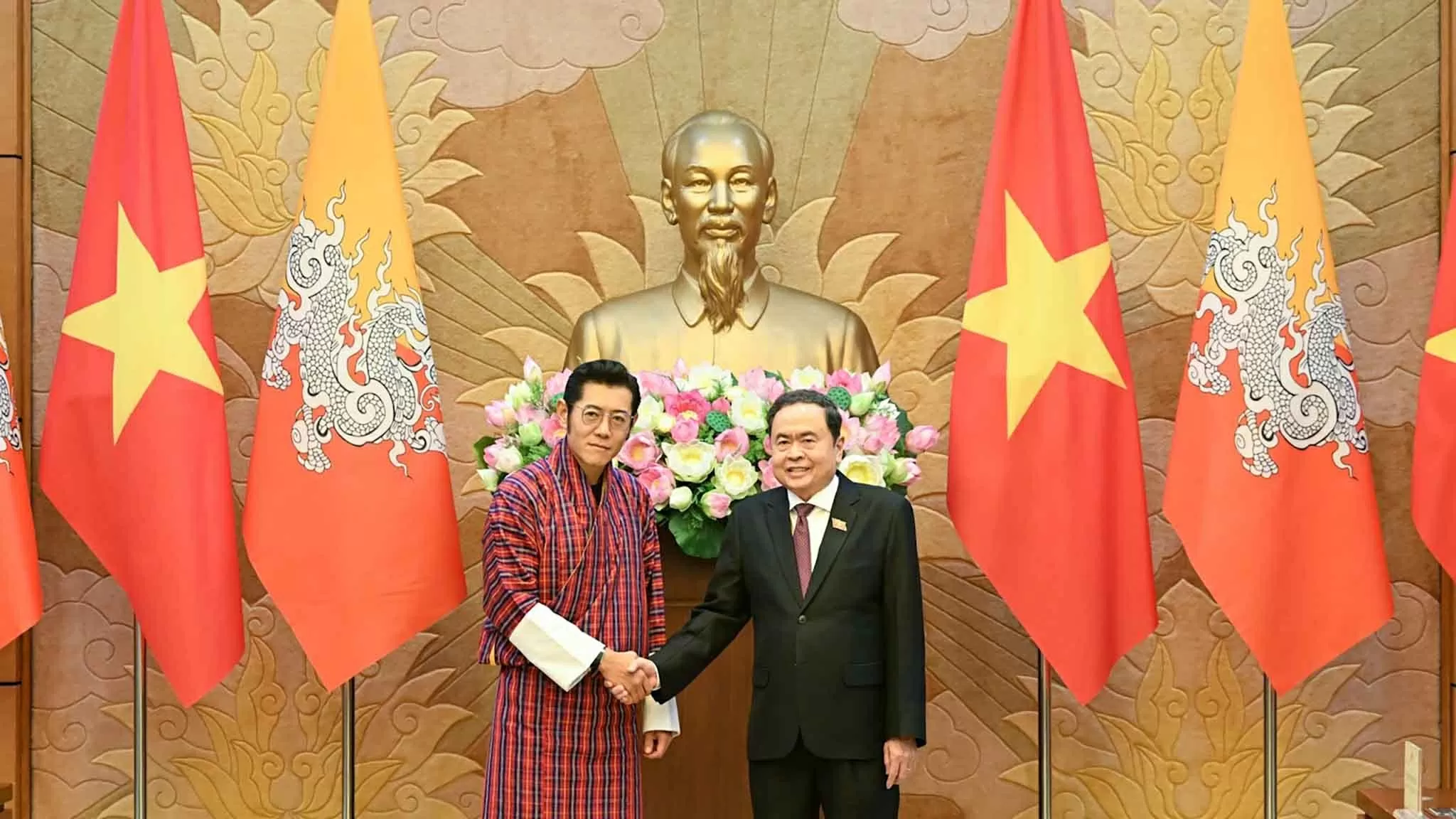 Chủ tịch Quốc hội Trần Thanh Mẫn và Quốc vương Bhutan Jigme Khesar Namgyel Wangchuck. (Nguồn: Báo Nhân dân)