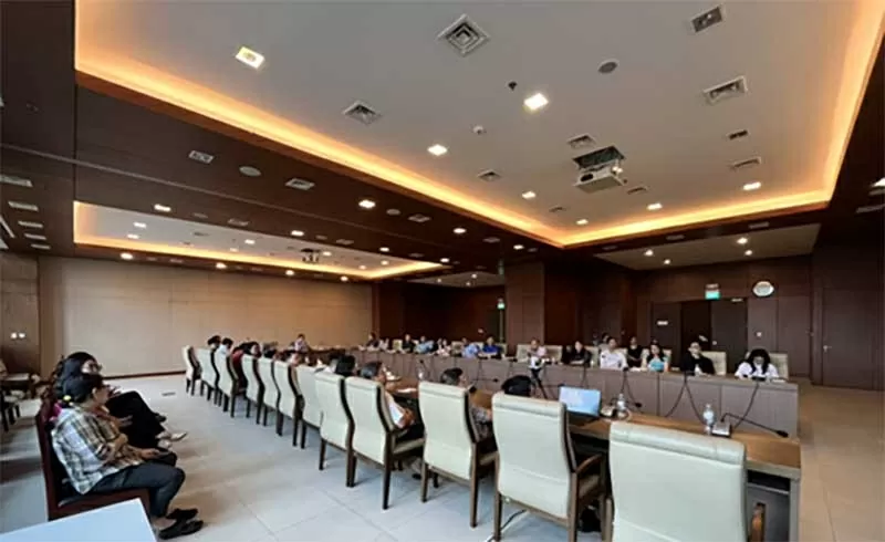 Chi bộ Vụ Châu Âu tổ chức sinh hoạt chuyên đề - Theo dấu chân Bác Hồ ở Pháp