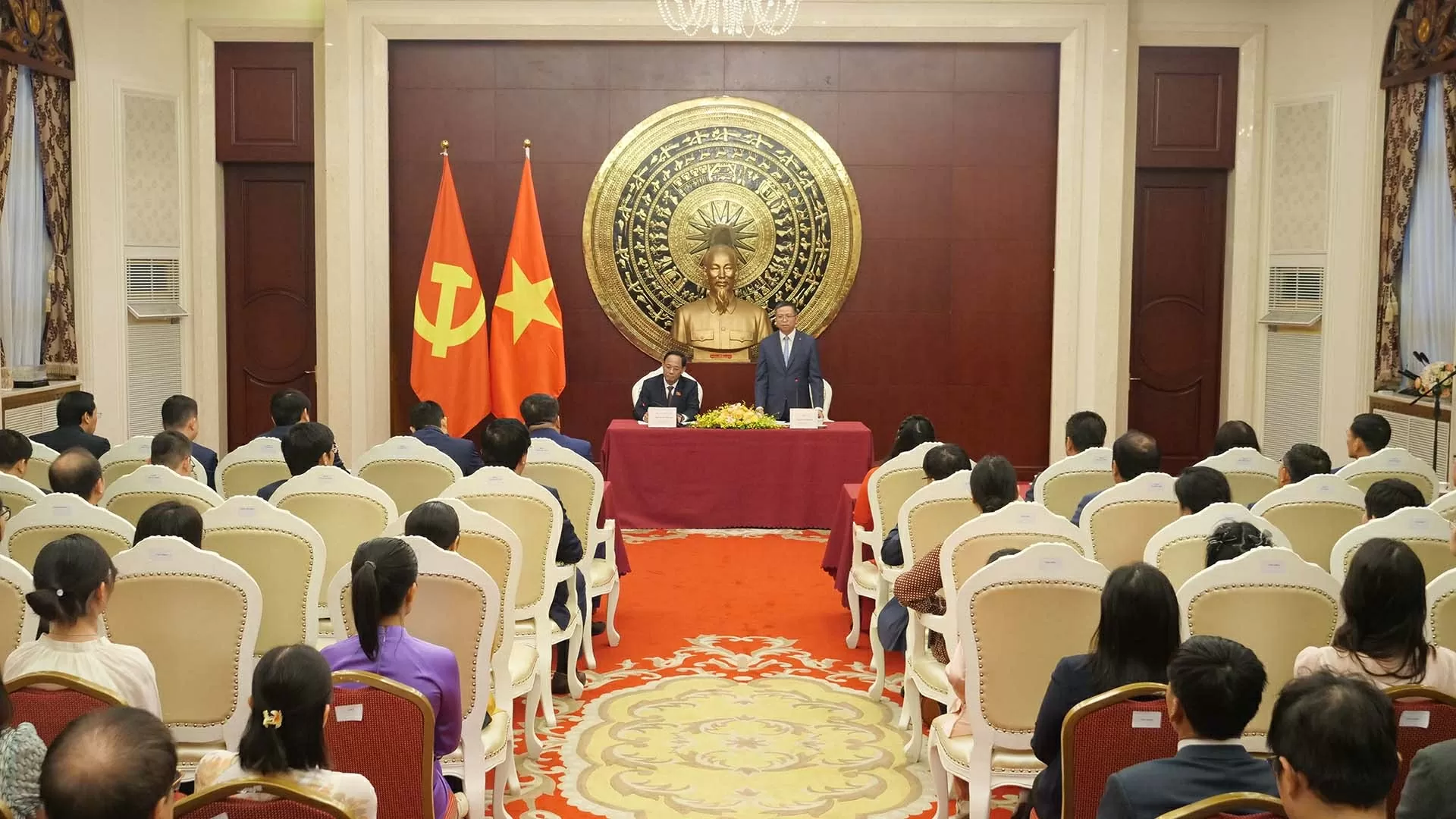 Phó Chủ tịch Quốc hội Trần Quang Phương gặp gỡ cán bộ, nhân viên Đại sứ quán và cộng đồng người Việt Nam tại Trung Quốc