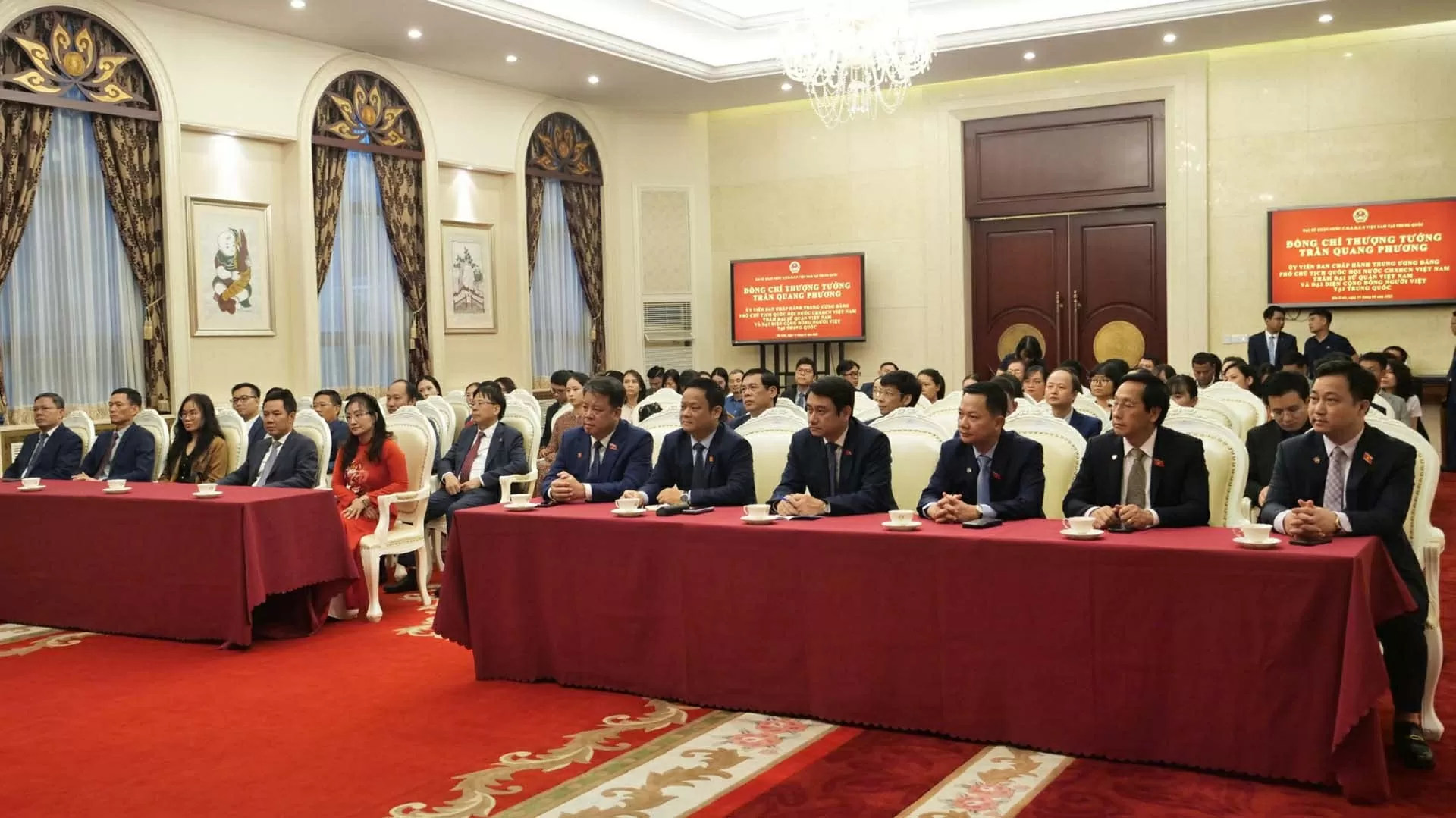 Phó Chủ tịch Quốc hội Trần Quang Phương gặp gỡ cán bộ, nhân viên Đại sứ quán và cộng đồng người Việt Nam tại Trung Quốc Phó Chủ tịch Quốc hội Trần Quang Phương gặp gỡ cán bộ, nhân viên Đại sứ quán và cộng đồng người Việt Nam tại Trung Quốc