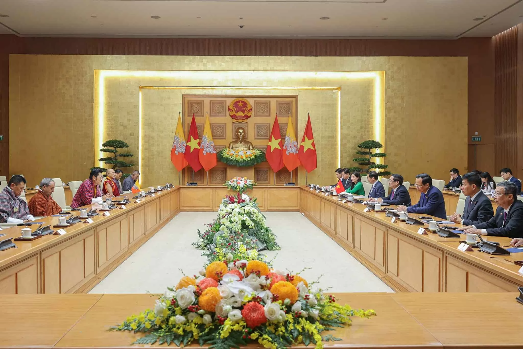 Thủ tướng Phạm Minh Chính hội kiến Quốc vương Bhutan Jigme Khesar Namgyel Wangchuck. (Nguồn: VGP)