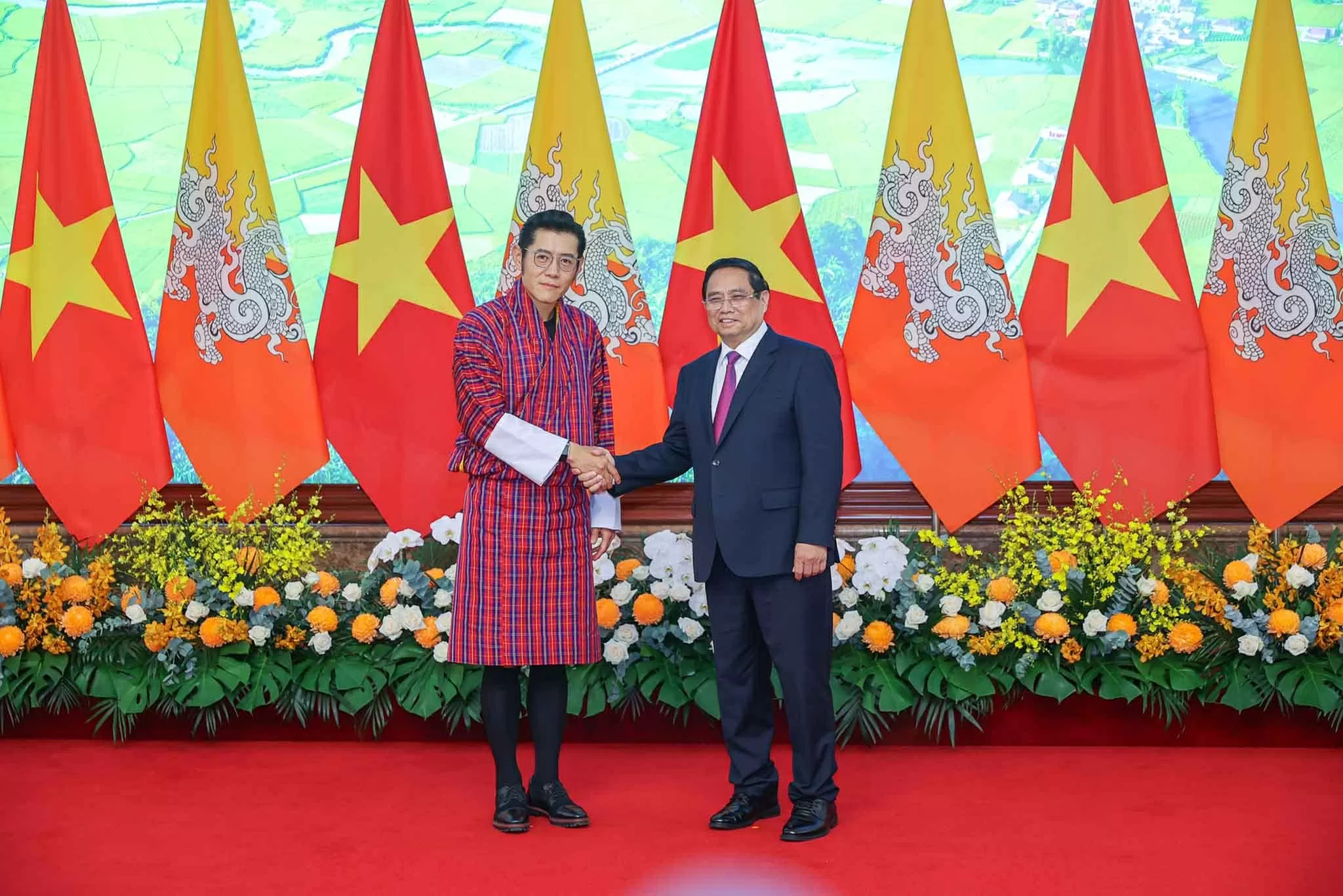 Thủ tướng Phạm Minh Chính hội kiến Quốc vương Bhutan Jigme Khesar Namgyel Wangchuck. (Nguồn: VGP)