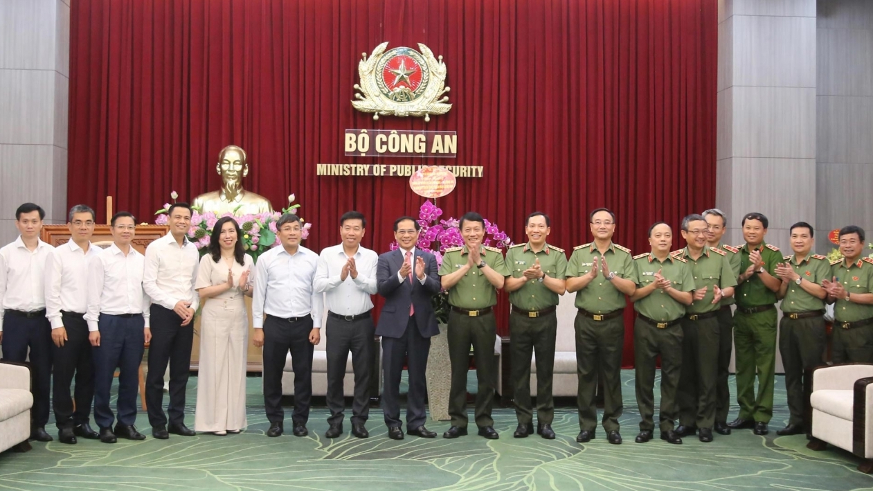 Phó Thủ tướng, Bộ trưởng Ngoại giao Bùi Thanh Sơn chúc mừng Đảng ủy Công an Trung ương, Bộ Công an nhân dịp 80 năm Ngày truyền thống Công an nhân dân