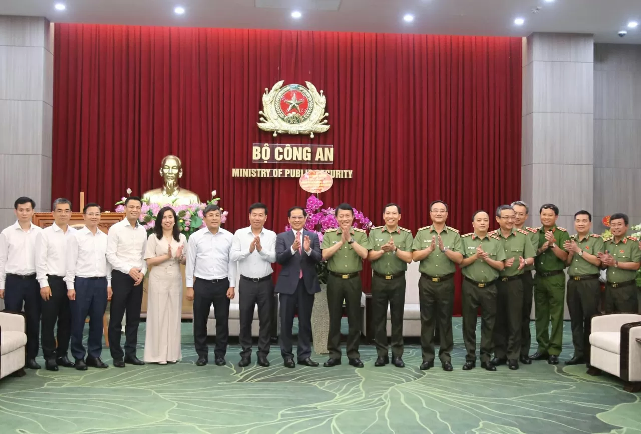 Bộ Ngoại giao tặng tặng lẵng hoa nhân Kỷ niệm 80 năm Ngày truyền thống Công an nhân dân Việt Nam (19/8/1945 – 19/8/2025). (Ảnh: Thành Long)