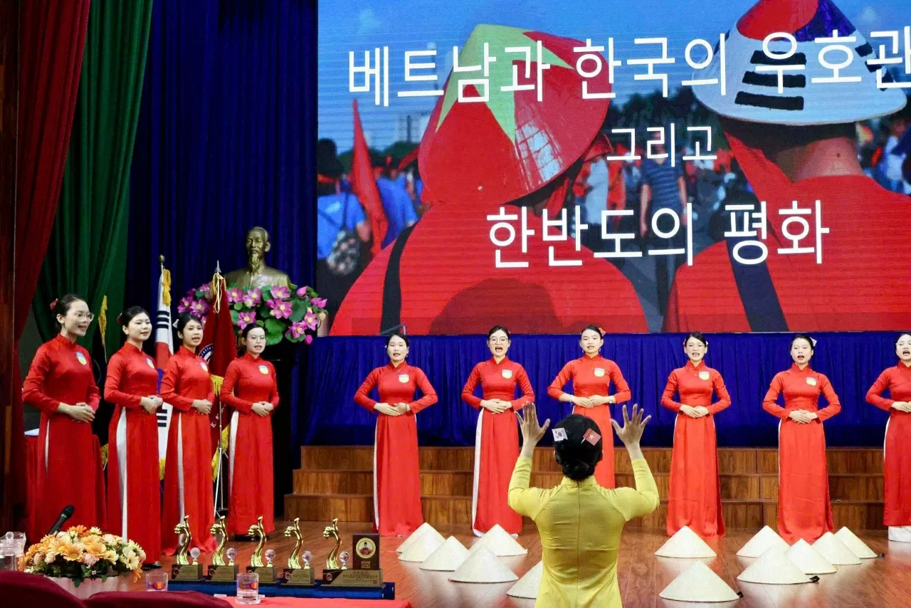 Đội thi tập thể Trường Đại học Công nghệ TP.HCM giành giải Nhất (Ảnh: Trúc Linh) Đội thi tập thể Trường Đại học Công nghệ TP.HCM giành giải Nhất (Ảnh: Trúc Linh)