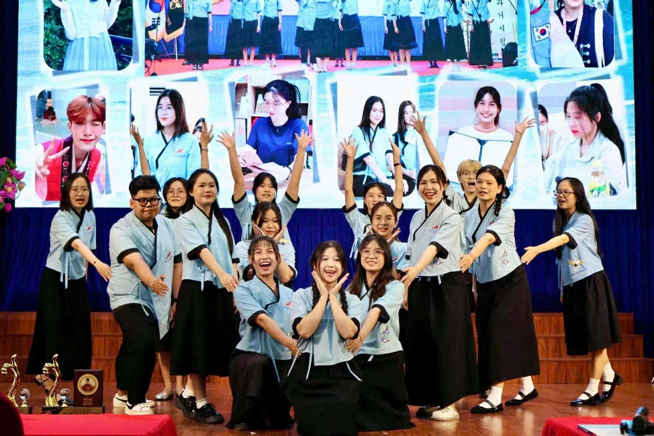 Phần thi tập thể của các trường cao đẳng, đại học ở Việt Nam (Ảnh: Trúc Linh) Phần thi tập thể của các trường cao đẳng, đại học ở Việt Nam (Ảnh: Trúc Linh)