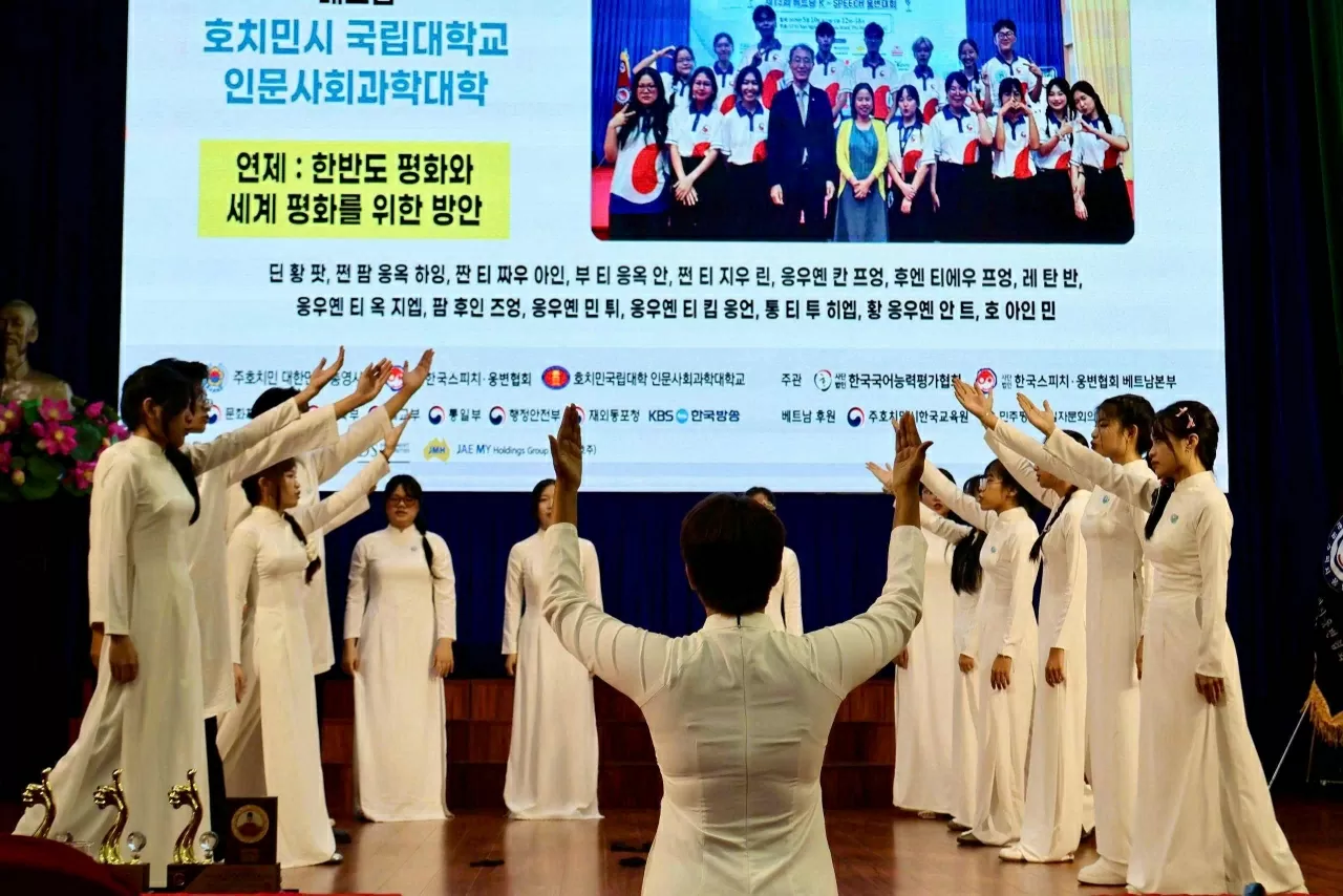 Phần thi tập thể của các trường cao đẳng, đại học ở Việt Nam (Ảnh: Trúc Linh) Phần thi tập thể của các trường cao đẳng, đại học ở Việt Nam (Ảnh: Trúc Linh)