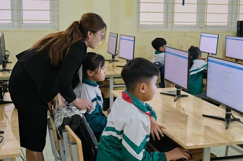 Giáo viên cũng trở thành “người hướng dẫn kỹ năng số” cho học sinh. Giáo viên cũng trở thành “người hướng dẫn kỹ năng số” cho học sinh.