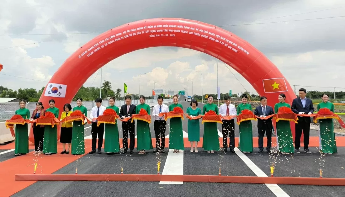 Các đại biểu cắt băng khánh thành cầu Nhơn Trạch trưa 19/8. (Nguồn: Tuổi trẻ) Các đại biểu cắt băng khánh thành cầu Nhơn Trạch trưa 19/8. (Nguồn: Tuổi trẻ)