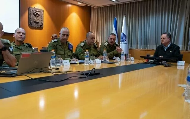 RL: Bộ trưởng Quốc phòng Israel Katz gặp Tổng tham mưu trưởng Lực lượng Phòng vệ Israel (IDF), Trung tướng Eyal Zamir, Phó tổng tham mưu trưởng, Thiếu tướng Tamir Yadai, Cục trưởng Cục Tác chiến, Thiếu tướng Itzik Cohen và Cục trưởng Cục Tình báo, Thiếu t