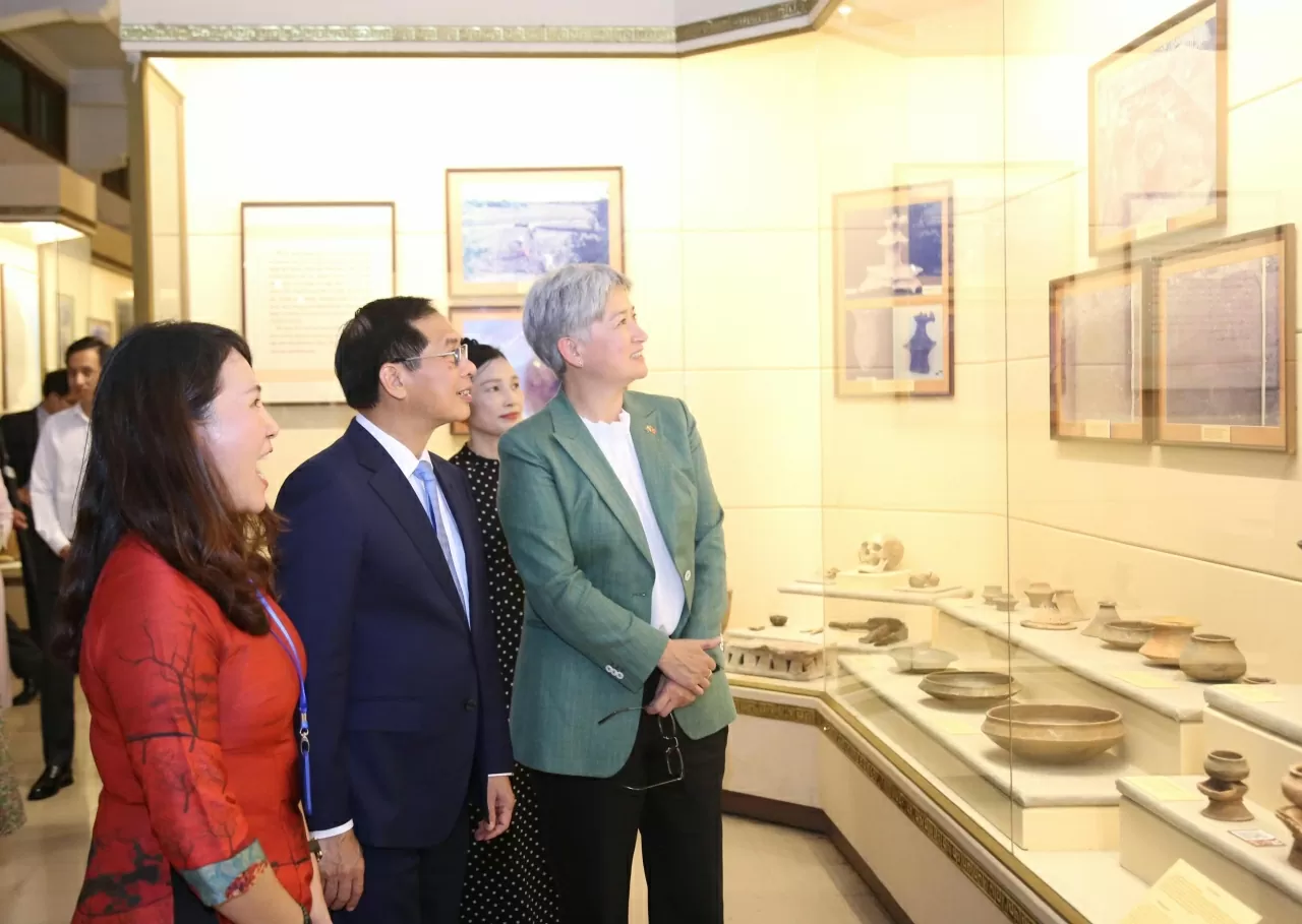 Trò chuyện thân mật với cán bộ bảo tàng, bày tỏ sự trân trọng đối với những người đang làm công tác gìn giữ và phát huy giá trị lịch sử.