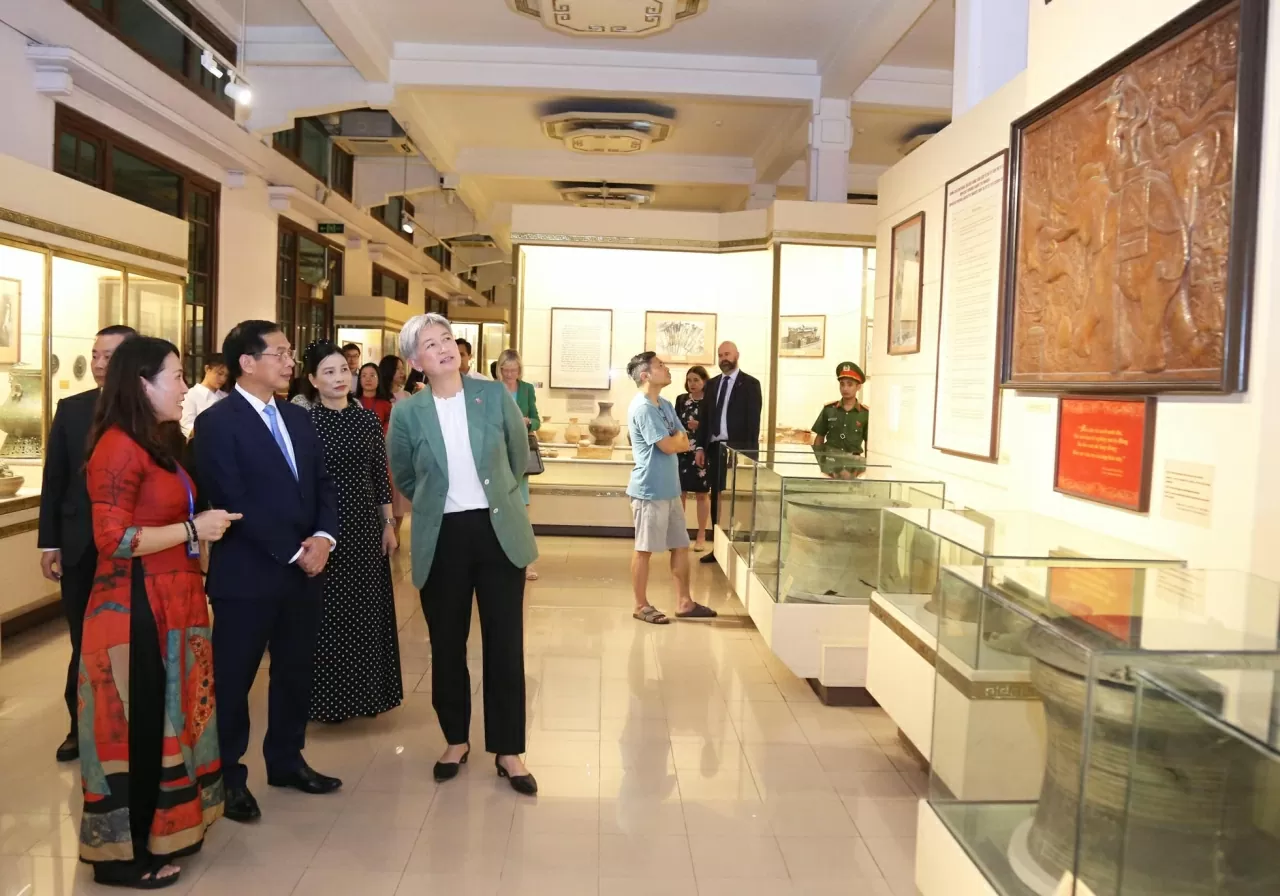 Chiều 20/8, Phó Thủ tướng, Bộ trưởng Ngoại giao Bùi Thanh Sơn và Ngoại trưởng Australia Penny Wong thăm Bảo tàng Lịch sử Quốc gia - lưu giữ, trưng bày, giới thiệu lịch sử Việt Nam từ thời Tiền sử đến ngày nay thông qua hệ thống tài liệu, hiện vật vô cùng đồ sộ, quý giá, trong đó có nhiều hiện vật là Bảo vật quốc gia. (Ảnh : Thành Long)