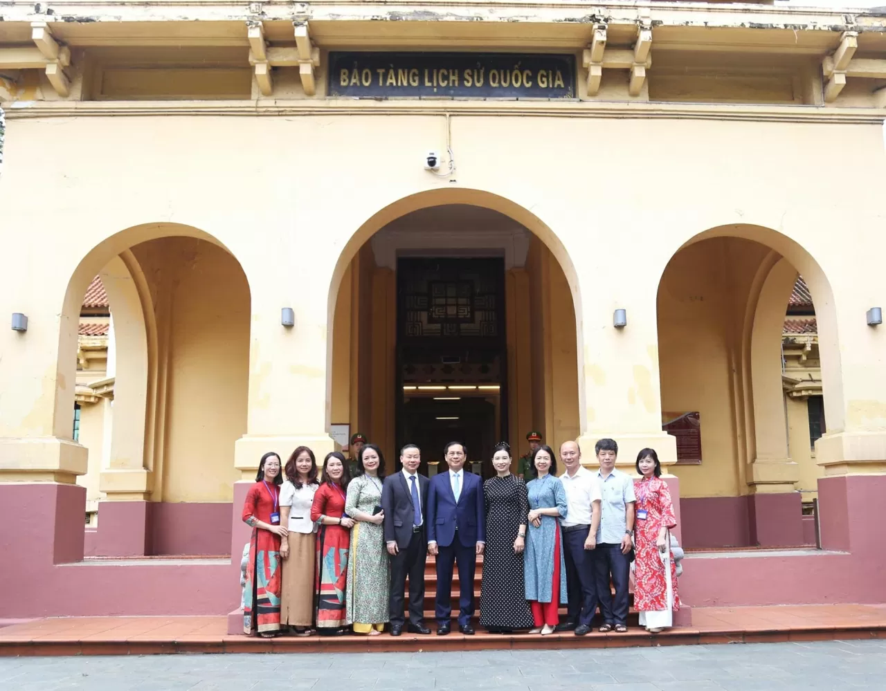 Phó Thủ tướng, Bộ trưởng Ngoại giao Bùi Thanh Sơn chụp bức ảnh lưu niệm cùng cùng cán bộ, nhân viên Bảng tàng lịch sử Quốc gia Việt Nam.