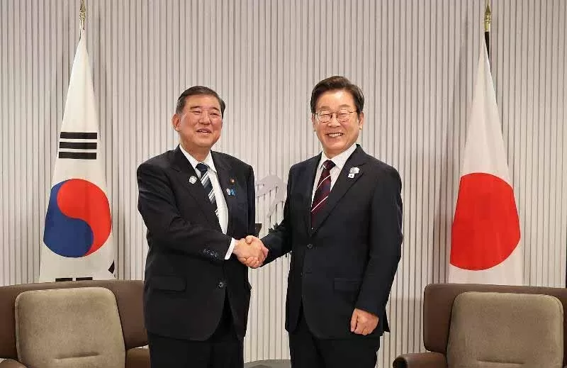 Tổng thống Lee Jae Myung gặp Thủ tướng Ishiba Shigeru bên lề hội nghị thượng đỉnh G7 tại Kananaskis, Canada, ngày 17/6. (Nguồn: Korea.net)