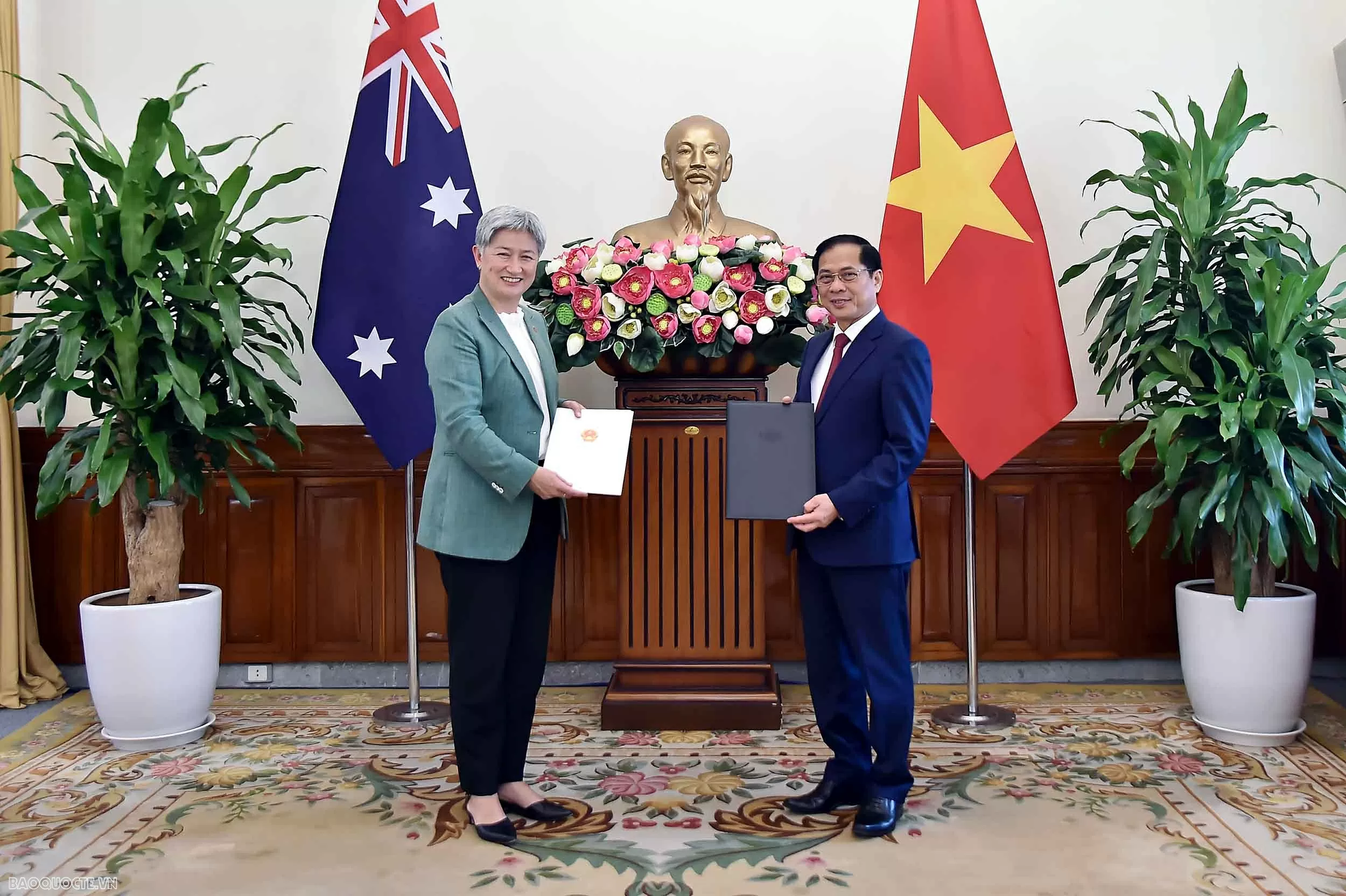 Phó Thủ tướng, Bộ trưởng Ngoại giao Bùi Thanh Sơn cùng Bộ trưởng Ngoại giao Australia Penny Wong trao công hàm thiết lập cơ chế Tham vấn chính sách đối ngoại giữa hai Bộ Ngoại giao, tại Hà Nội ngày 20/8. (Ảnh: Quang Hòa)