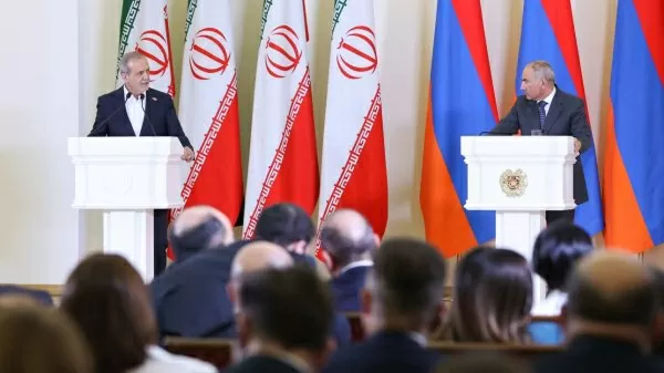 Tổng thống Iran Masoud Pezeshkian (trái) và Thủ tướng Armenia Nikol Pashinyan tại cuộc họp báo chung ngày 19/8 tại Yerevan. (Nguồn: Trang web Phủ Tổng thống Iran)