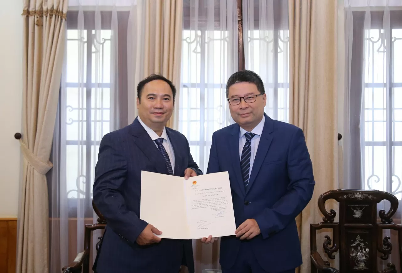 Cục trưởng Cục Lãnh sự Doãn Hoàng Minh đã trao Giấy Chấp nhận lãnh sự cho ông Hoàng Anh Tuấn, Lãnh sự danh dự của Grenada tại thành phố Hà Nội. (Ảnh: Thành Long)