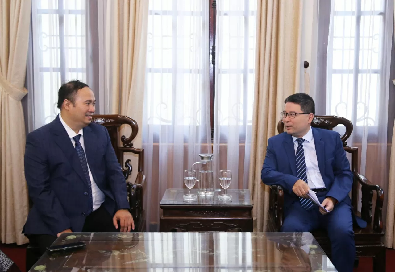 Lãnh sự chúc mừng ông Hoàng Anh Tuấn được bổ nhiệm làm Lãnh sự danh dự đầu tiên của Grenada tại Hà Nội. (Ảnh: Thành Long) Lãnh sự chúc mừng ông Hoàng Anh Tuấn được bổ nhiệm làm Lãnh sự danh dự đầu tiên của Grenada tại Hà Nội. (Ảnh: Thành Long)