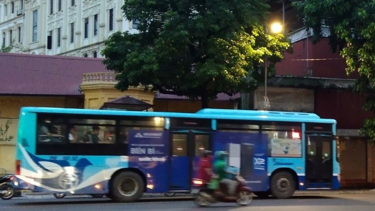 Đi xe buýt xem tổng hợp luyện diễu binh, diễu hành