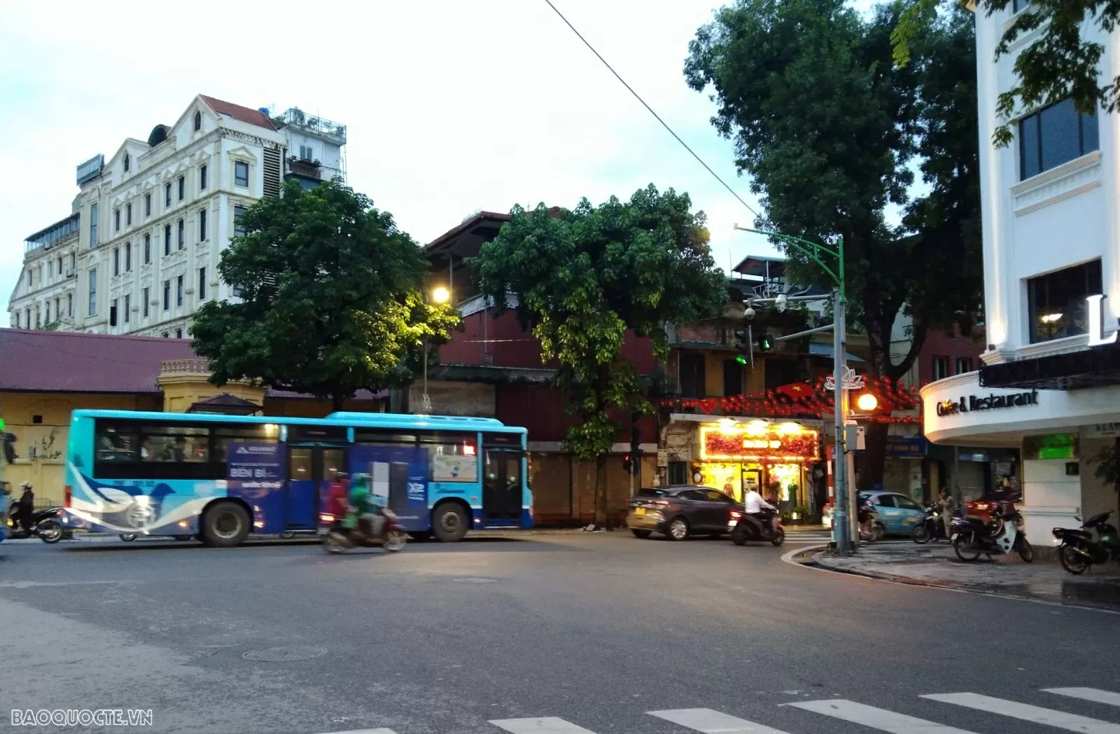 Đi xe buýt xem tổng hợp luyện diễu binh, diễu hành