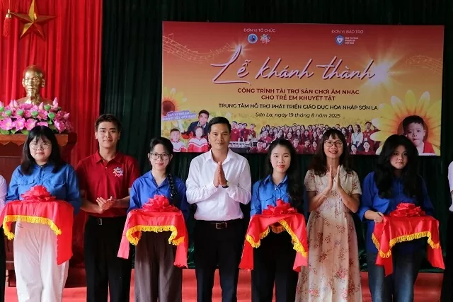 Câu lạc bộ tình nguyện Vòng tay Việt Nga tặng sân chơi âm nhạc cho trẻ em khuyết tật tại Sơn La Du học sinh Việt tại Nga tặng sân chơi âm nhạc cho trẻ em khuyết tật tại Sơn La