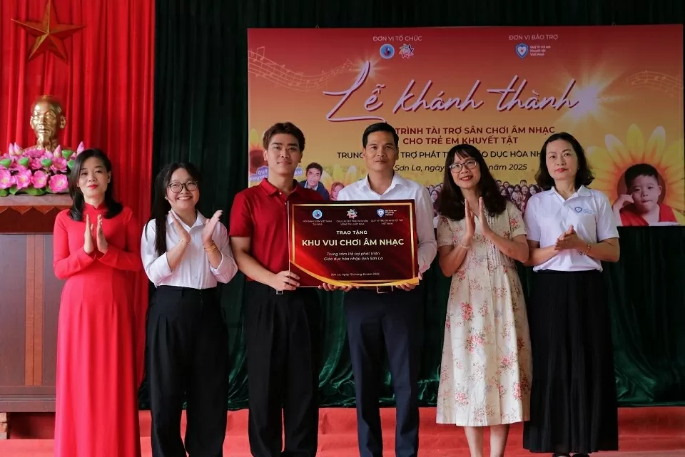 Câu lạc bộ tình nguyện Vòng tay Việt Nga tặng sân chơi âm nhạc cho trẻ em khuyết tật tại Sơn La Du học sinh Việt tại Nga tặng sân chơi âm nhạc cho trẻ em khuyết tật tại Sơn La