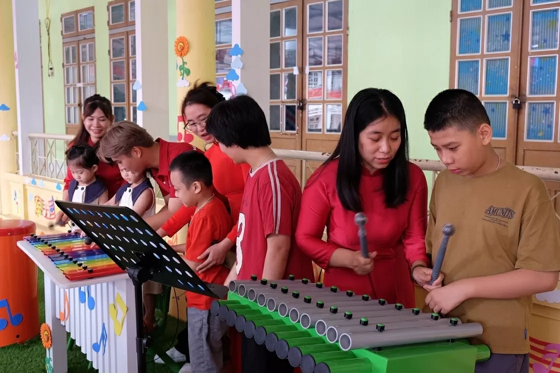 Câu lạc bộ tình nguyện Vòng tay Việt Nga tặng sân chơi âm nhạc cho trẻ em khuyết tật tại Sơn La Du học sinh Việt tại Nga tặng sân chơi âm nhạc cho trẻ em khuyết tật tại Sơn La