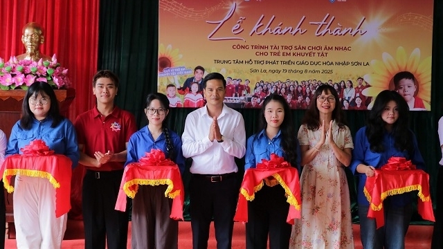 Du học sinh Việt tại Nga tặng sân chơi âm nhạc cho trẻ em khuyết tật tại Sơn La