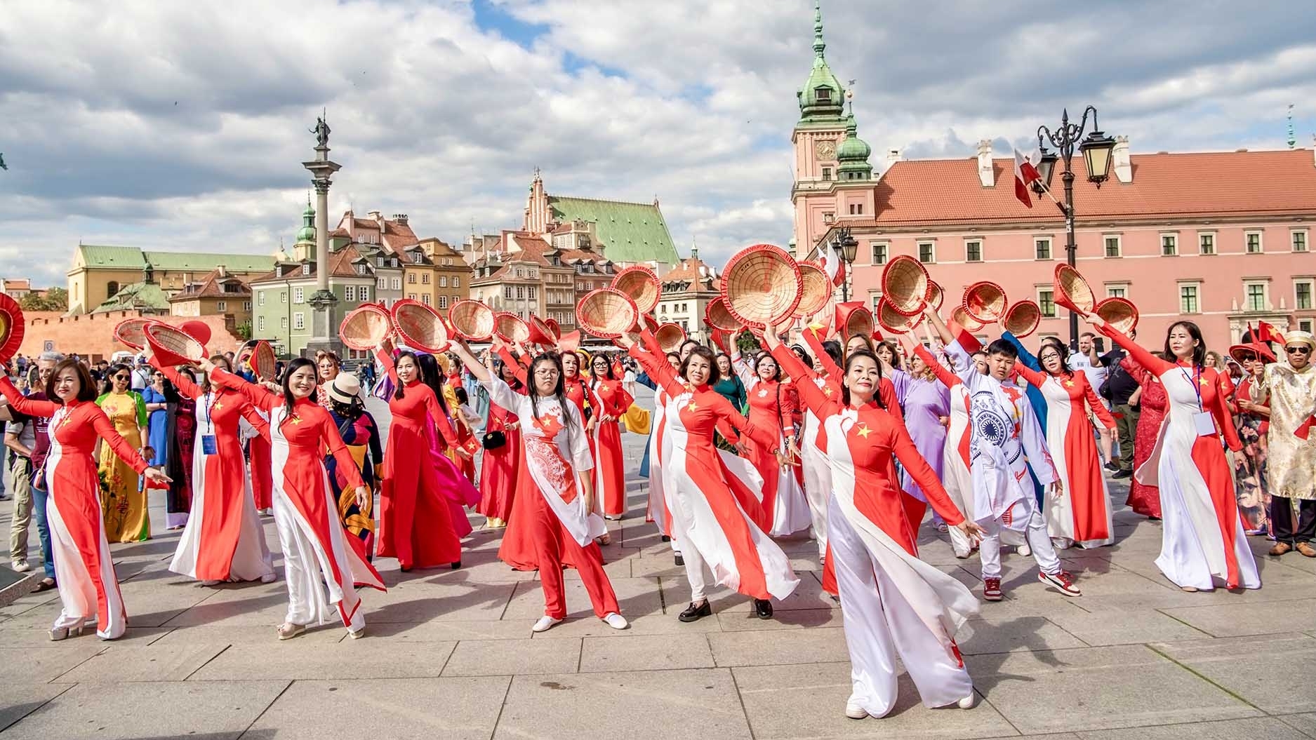 Hội Phụ nữ Việt Nam tại Ba Lan đóng góp ý kiến vào dự thảo văn kiện Đại hội XIV của Đảng