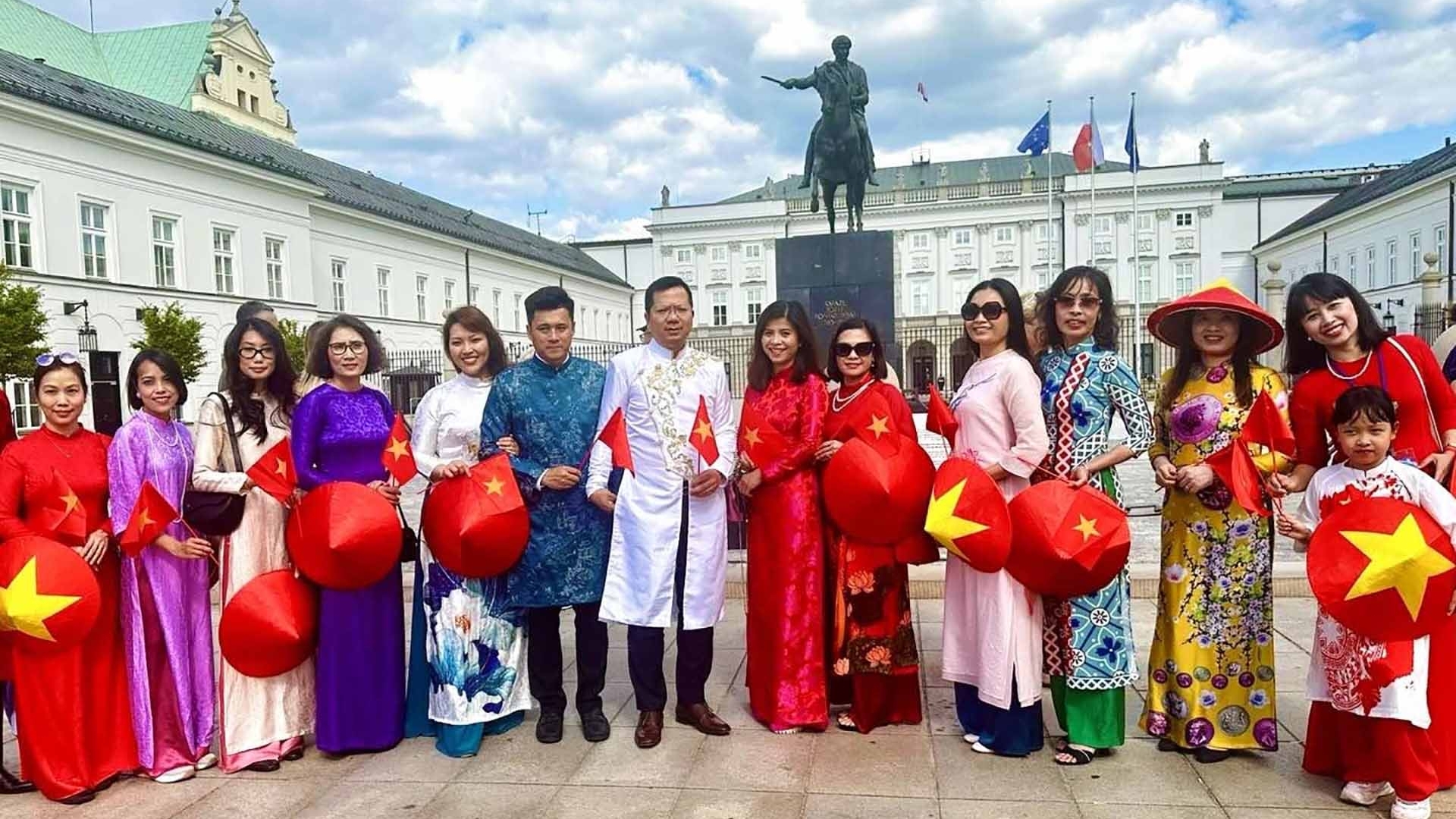 'Việt Phục bộ hành' tại Ba Lan: Niềm tự hào dân tộc lan tỏa nơi đất khách